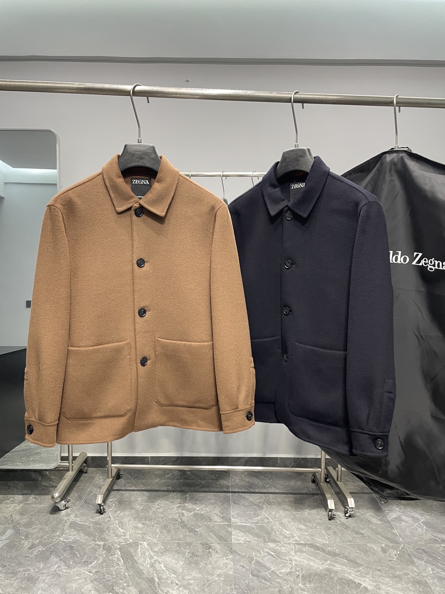 NO:610709,EZ25FW new autumn and winter imported cashmere wool blended lapel jacket, men's back collar leather label nameplate business casual woolen jacket!  Trading company channels are rare and available on the official website simultaneously!  On the fashion stage, there are always some items that can stand out with their excellent quality and unique design, just like Z’s new woolen jacket. When you encounter it for the first time, your eyes will be attracted by its unique temperament!  This jacket is made of imported Kashmiri cashmere wool blend fabric. In order to maximize the fabric, it has also undergone special craftsmanship on imported equipment from Italy. When the fabric is slowly produced from the machine, the texture of the fabric is simply amazing!  It presents a fluffy and saturated velvet texture. When touched gently by hand, the fabric is as soft as clouds, delicate and high-end, as if every fiber is telling luxury and quality!  What’s even more surprising is that the ready-to-wear garment has super anti-wrinkle properties. Whether you fold it in your suitcase for a long trip, or wear it daily while busy at the desk, it can always stay flat and crisp, and always look your best!  Then focus on the production process of this jacket. The entire jacket is hand-sewn stitch by stitch by experienced masters. Their hard work and ingenuity have been poured into every stitch and thread. This is a kind of persistence and inheritance of traditional craftsmanship!  During the sewing process, dark routing is used to outline the edges and three-dimensional contours. This unique routing method not only maintains the minimalist overall style of the garment, but also fully demonstrates the value of craftsmanship!  The customized brand logo is engraved on the horn buckle, exuding a simple and natural atmosphere!  Classic lapel shape, simple and elegant!  The front patch pocket design not only increases the practicality of the jacket, but also adds a playful and lively look to the overall look!  The straight, micro-profile shape modifies the figure just right. It is neither too tight to appear restrictive nor too loose to appear procrastinating!  Comes with high-end dust bag packaging!  Color Brown, Navy Size S-XXL Size reference S size shoulder width 47 bust 110 length 71 sleeve length 59cm M size shoulder width 48 bust 114 length 72 sleeve length 60cm L size shoulder width 49 bust 118 length 73 sleeve length 61cm XL size shoulder width 50 bust 122 length 74 sleeve length 62cm  XXL size, shoulder width 51cm, bust 126cm, length 76cm, sleeve length 63cm, recommended size (standard version), height 174-140kg, try on size M which is suitable!  Boys weighing less than 130 kilograms should choose S code, 130-143 kilograms should choose M code, 143-156 kilograms should choose L code, 156-170 kilograms should choose XL code, and 170-185 kilograms should choose XXL code!  ,,jackets & coats,jackets & coats,alexander wang19860909EZ25FW秋冬新款进口山羊绒羊毛混纺翻领夹克,男士后领皮标铭牌商务休闲羊毛呢夹克外套！贸易公司渠道稀出,同步官网发售！在时尚的舞台上,总有一些单品能凭借其卓越的品质与独特的设计脱颖而出,就如同Z家全新毛呢外套般光彩夺目,当你第一次邂逅它,目光便会被那独特的气质所吸引！ 这款夹克采用客供进口克什米尔山羊绒羊毛混纺面料,为了将面料发挥到极致,还经过了意大利进口设备的特殊工艺加持,当面料从机器中缓缓产出,那布面的质感简直令人惊叹不已！它呈现出一种蓬松饱和的立绒质感,用手轻轻触摸,面料柔软得如同云朵一般,细腻而高级,仿佛每一根纤维都在诉说着奢华与品质！更让人惊喜的是,成衣具有超强的抗皱性,无论你是将它折叠在行李箱中长途旅行,还是日常穿着在办公桌前忙碌,它都能始终保持平整挺括,时刻展现出最佳的状态！ 再把目光聚焦到这件夹克的制作工艺上,整件外套是由经验丰富的老师傅一针一线纯手工缝制,每一针、每一线都倾注了他们的心血与匠心,那是一种对传统工艺的坚守与传承！在缝制过程中,采用了暗走线的方式来勾勒边缘及立体轮廓,这种独特的走线方式,既保持了成衣极简的整体风格,又尽显工艺价值！客供定制的品牌Logo刻在牛角扣,散发着一种质朴而自然的气息！经典的翻领造型,简约大方！前幅贴袋设计,不仅增加了夹克的实用性,还为整体造型增添了一份俏皮与活泼！直身的微廓版形,恰到好处地修饰了身材,既不会过于紧身而显得拘束,也不会过于宽松而显得拖沓！配备高端防尘袋包装！ 颜色咖色、藏青色 尺码S-XXL 尺寸参考 S码肩宽47胸围110衣长71袖长59cm M码肩宽48胸围114衣长72袖长60cm L码肩宽49胸围118衣长73袖长61cm XL码肩宽50胸围122衣长74袖长62cm XXL码肩宽51胸围126衣长76袖长63cm 尺码推荐（标准版型） 身高174-140斤,试穿M码合适！ 男生体重130斤以内选择S码,130-143斤选择M码,143-156斤选择L码,156-170斤选择XL码,170-185斤选择XXL码！,,jackets & coats,jackets & coats,alexander wang,Men's clothing