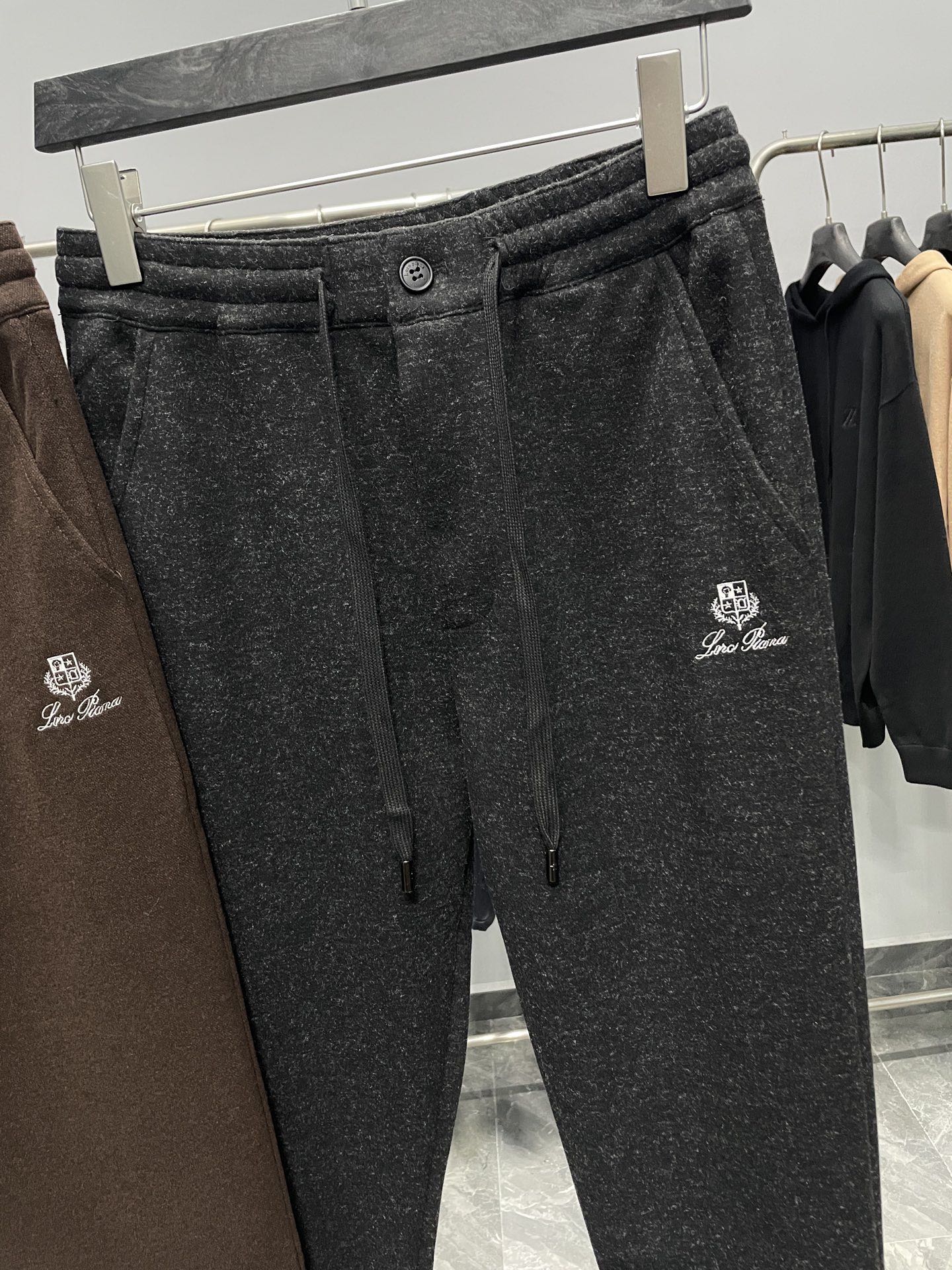 。 ～LFW秋冬新款重磅醋酸羊毛抽绳休闲裤，男士对比色徽章刺绣时尚百搭休闲长裤！贸易公司渠道稀出，领先官