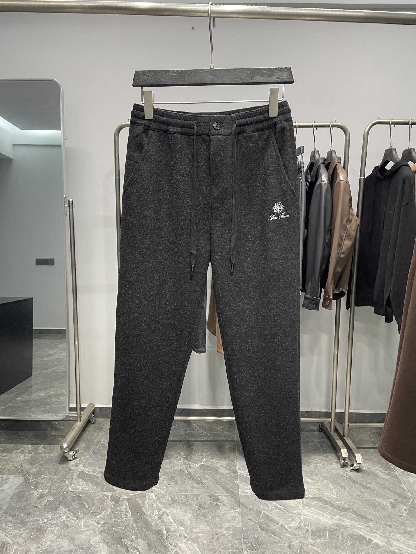 。 ～LFW秋冬新款重磅醋酸羊毛抽绳休闲裤，男士对比色徽章刺绣时尚百搭休闲长裤！贸易公司渠道稀出，领先官