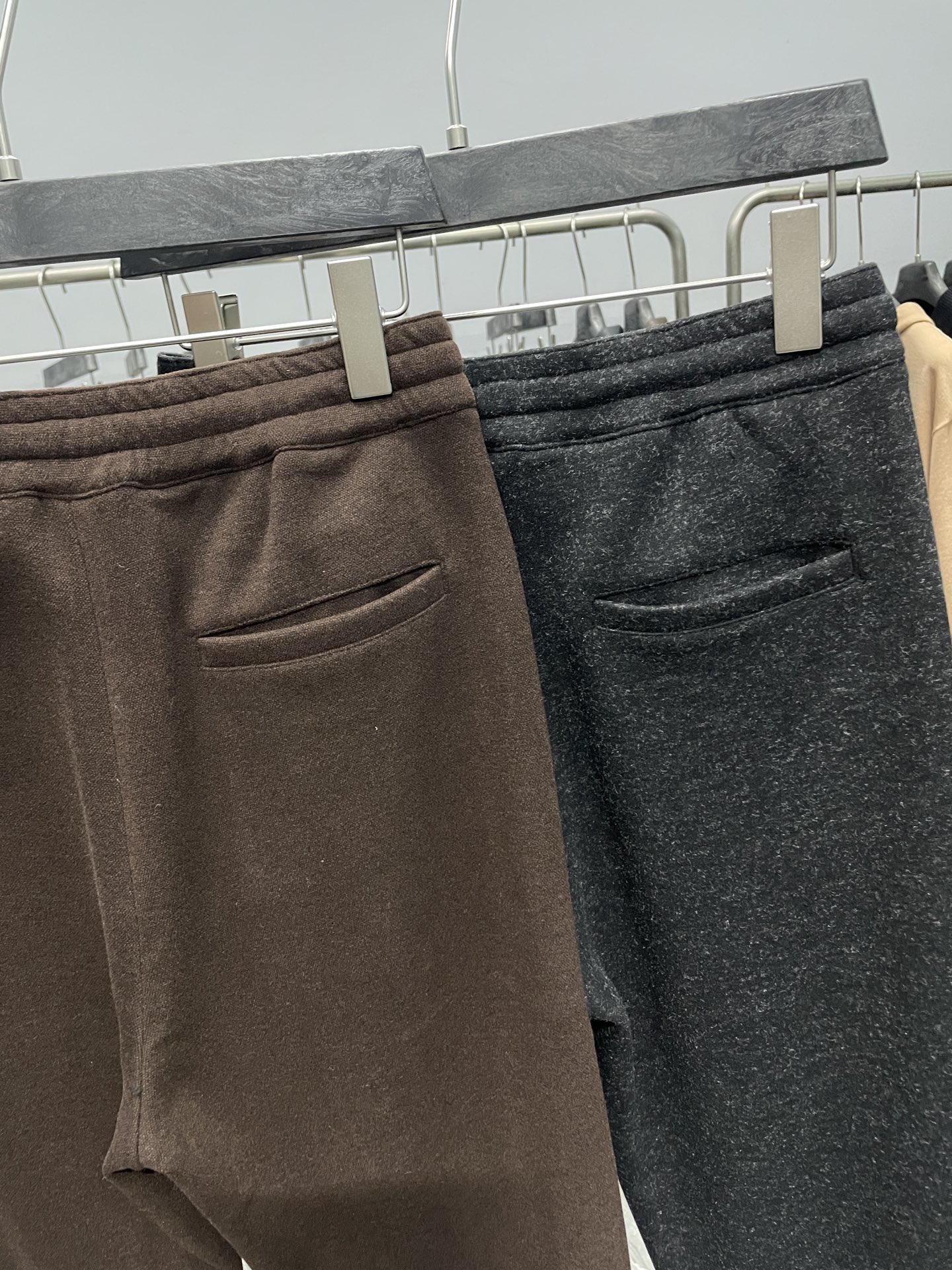 。 ～LFW秋冬新款重磅醋酸羊毛抽绳休闲裤，男士对比色徽章刺绣时尚百搭休闲长裤！贸易公司渠道稀出，领先官