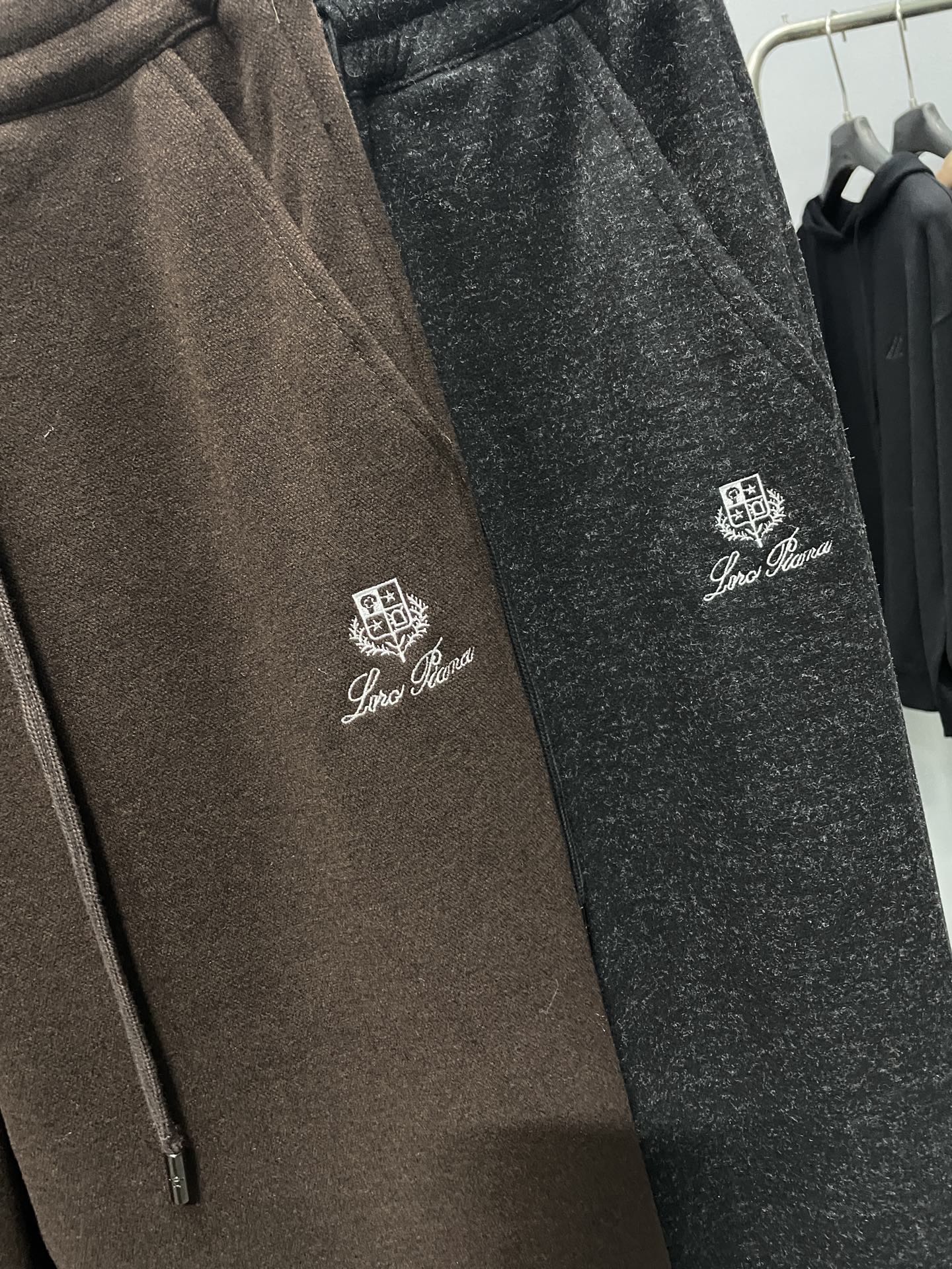 。 ～LFW秋冬新款重磅醋酸羊毛抽绳休闲裤，男士对比色徽章刺绣时尚百搭休闲长裤！贸易公司渠道稀出，领先官