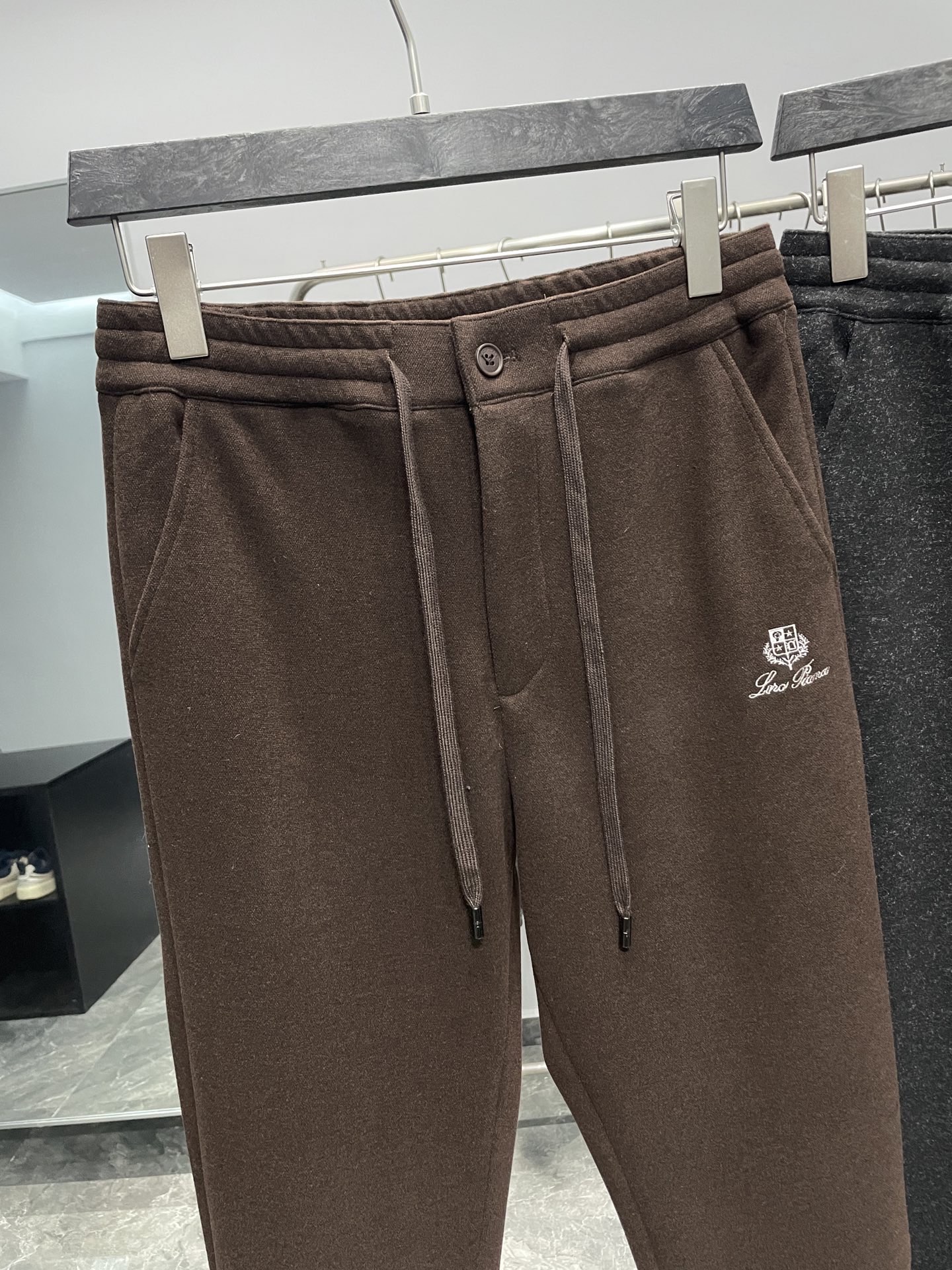 。 ～LFW秋冬新款重磅醋酸羊毛抽绳休闲裤，男士对比色徽章刺绣时尚百搭休闲长裤！贸易公司渠道稀出，领先官