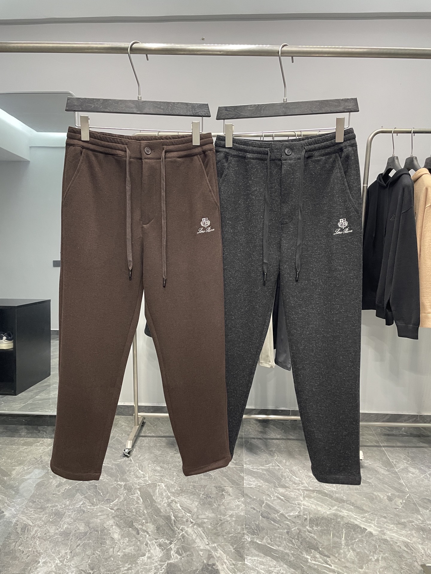 NO:610713,~LFW's new heavyweight acetate wool drawstring casual pants for autumn and winter, men's fashionable and versatile casual pants with contrasting color badge embroidery!  Trading company channels are rare, leading official website sales!  LP's new casual pants, with their unique fabrics, exquisite designs and versatile styles, have become an indispensable fashion item for fashion people!  It not only makes you feel comfortable and warm when wearing it, but also allows you to show your unique fashion taste and personal charm!  These casual pants are made of imported acetate wool fabric. The thick feel is not the kind of clumsy that makes people feel heavy, but a solid and reliable texture, which seems to tell its high quality!  It gives you extremely warm care when worn close to the body, making it the first choice for autumn and winter!  The classic contrasting color badge embroidery on the front is presented in contrasting colors, which is both simple and high-end!  It is not as dazzling as some overly fancy decorations, but shows a fashionable attitude in a low-key and elegant way, allowing the wearer to stand out from the crowd and show his unique taste and personality!  The waist part of the pants adopts a drawstring elastic design. This seemingly simple design contains great practicality. Whether you are slim or a little fat, you can find the most suitable tightness for you by adjusting the drawstring, so that the pants fit your waist perfectly without any tightness or looseness!  The placket adopts a button and zipper opening and closing method, which not only ensures the practicality of the pants, but also adds a sense of sophistication!  The straight-leg design is a classic style in the fashion industry. It doesn't care about body shape. No matter you are tall or short, whether your legs are straight or slightly curved, you can easily control them!  The straight version can well modify the leg lines and make your legs look longer and straighter!  Color Brown, Black Size M-3XL Size Reference M size waist 72/76cm - hip 100cm - front 32cm - thigh 60cm - trouser length 96cm - trouser leg 34cm L size waist 76/80cm - hip 104cm - front 33cm - thigh 62cm - trouser length 97cm - trouser leg 35cm  XL size waist 80/84cm - hip 108cm - front 33cm - thigh 64cm - trouser length 98cm - trouser leg 36cm XXL size waist 84/88cm - hip 112cm - front 34cm - thigh 66cm - trouser length 99cm - trouser leg 37cm  3XL size waist 88/92cm - hip 116cm - front 34cm - thigh 68cm - trouser length 101cm - trouser leg 38cm Recommended size (standard version) Height 174-140 catties, try on L size!  Boys weighing less than 130 kilograms should choose M code, 130-143 kilograms should choose L code, 143-156 kilograms should choose XL code, 156-170 kilograms should choose XXL code, and 170-185 kilograms should choose 3XL code!  ,,loro piana,alexander wang19860909～LFW秋冬新款重磅醋酸羊毛抽绳休闲裤,男士对比色徽章刺绣时尚百搭休闲长裤！贸易公司渠道稀出,领先官网发售！LP新款休闲裤以其独特的面料、精致的设计和百搭的版型,成为了时尚人士不可或缺的时尚单品！它不仅让你在穿着时感受到舒适和温暖,更能让你展现出独特的时尚品味和个人魅力！ 这款休闲裤采用客供进口醋酸羊毛面料,厚实的手感并非是那种让人感到沉重的笨拙,而是一种扎实、可靠的质感,仿佛在诉说着它的高品质！贴身穿着时给予你无比温暖的呵护,是秋冬时节穿搭首选！前幅的经典对比色徽章刺绣,以对比鲜明的色彩呈现,既简约又高级！它不像一些过于花哨的装饰那样让人眼花缭乱,而是以一种低调而又优雅的方式展现着时尚态度,让穿着者在人群中脱颖而出,彰显出与众不同的品味和个性！ 裤腰部分采用了抽绳松紧设计,这看似简单的设计却蕴含着极大的实用性,无论你是身材苗条还是有些微胖,都可以通过调节抽绳来找到最适合自己的松紧度,让裤子完美贴合你的腰部,不会有紧绷感或者松垮感！门襟处采用了纽扣拉链开合的方式,既保证了裤子的实用性,又增添了一份精致感！直筒版型设计是时尚界的经典款式,它不挑身材,无论是高个子还是矮个子,无论是腿型笔直还是有些弯曲,都能轻松驾驭！直筒的版型能够很好地修饰腿部线条,让你的双腿看起来更加修长笔直！ 颜色咖色、黑色 尺码M-3XL 尺寸参考 M码腰围72/76cm-臀围100cm-前档32cm-大腿围60cm-裤长96cm-裤脚34cm  L码腰围76/80cm-臀围104cm-前档33cm-大腿围62cm-裤长97cm-裤脚35cm  XL码腰围80/84cm-臀围108cm-前档33cm-大腿围64cm-裤长98cm-裤脚36cm  XXL码腰围84/88cm-臀围112cm-前档34cm-大腿围66cm-裤长99cm-裤脚37cm  3XL码腰围88/92cm-臀围116cm-前档34cm-大腿围68cm-裤长101cm-裤脚38cm 尺码推荐（标准版型） 身高174-140斤,试穿L码合适！ 男生体重130斤以内选择M码,130-143斤选择L码,143-156斤选择XL码,156-170斤选择XXL码,170-185斤选择3XL码！,,loro piana,alexander wang,Men's clothing