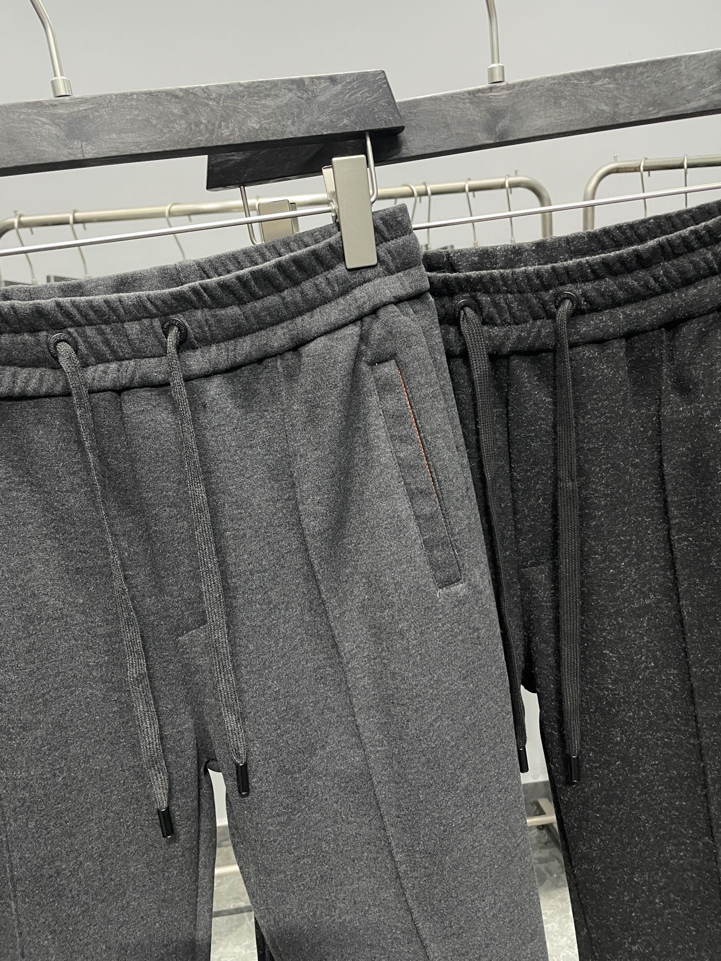 。 EZ25FW秋冬新款重磅醋酸羊毛抽绳休闲裤，男士经典XXX徽标刺绣立体中缝线直筒休闲长裤！贸易公司渠