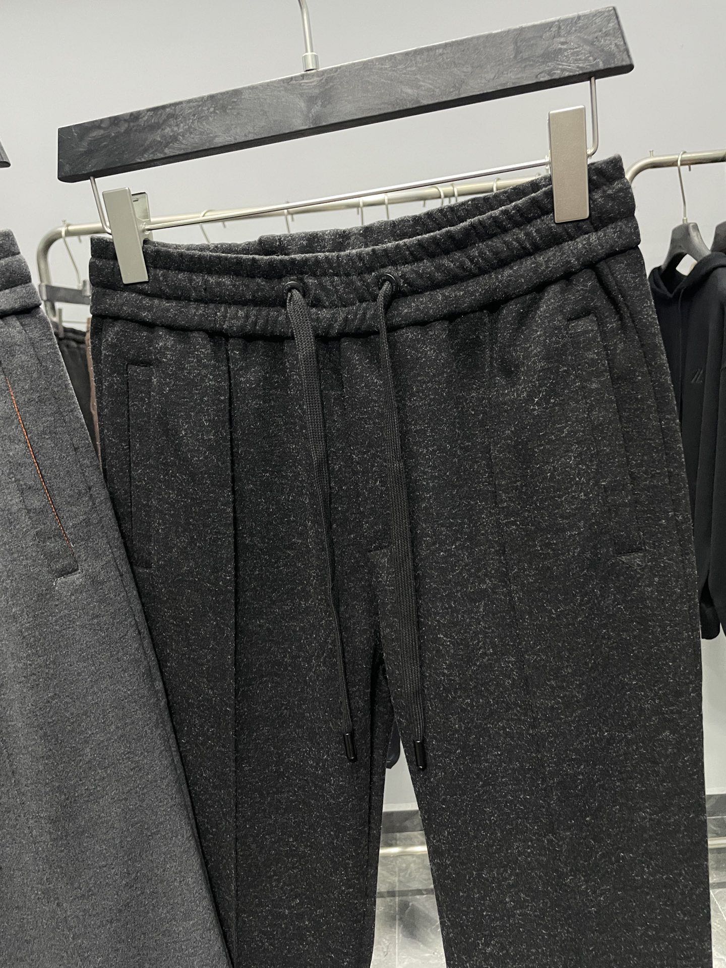 。 EZ25FW秋冬新款重磅醋酸羊毛抽绳休闲裤，男士经典XXX徽标刺绣立体中缝线直筒休闲长裤！贸易公司渠