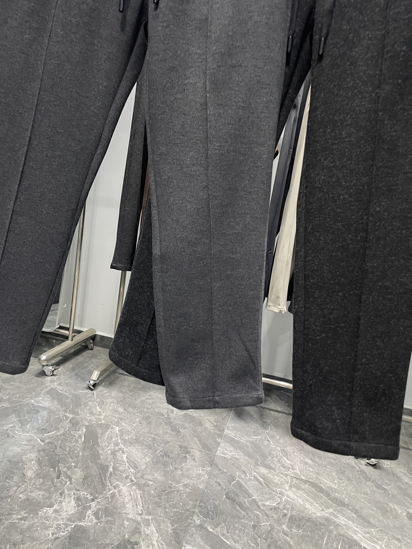 。 EZ25FW秋冬新款重磅醋酸羊毛抽绳休闲裤，男士经典XXX徽标刺绣立体中缝线直筒休闲长裤！贸易公司渠