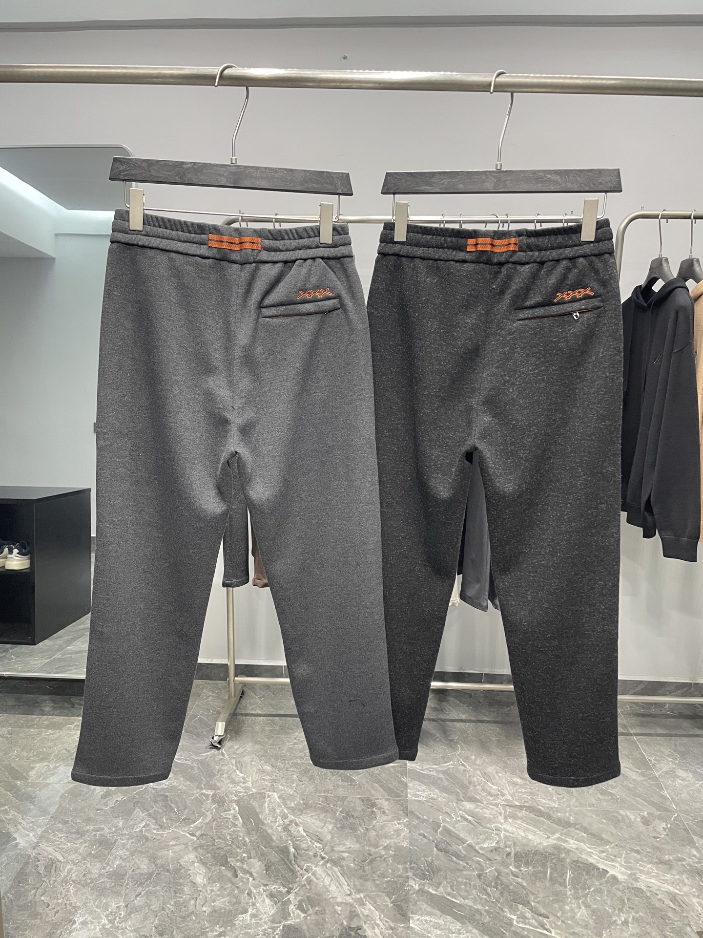 。 EZ25FW秋冬新款重磅醋酸羊毛抽绳休闲裤，男士经典XXX徽标刺绣立体中缝线直筒休闲长裤！贸易公司渠