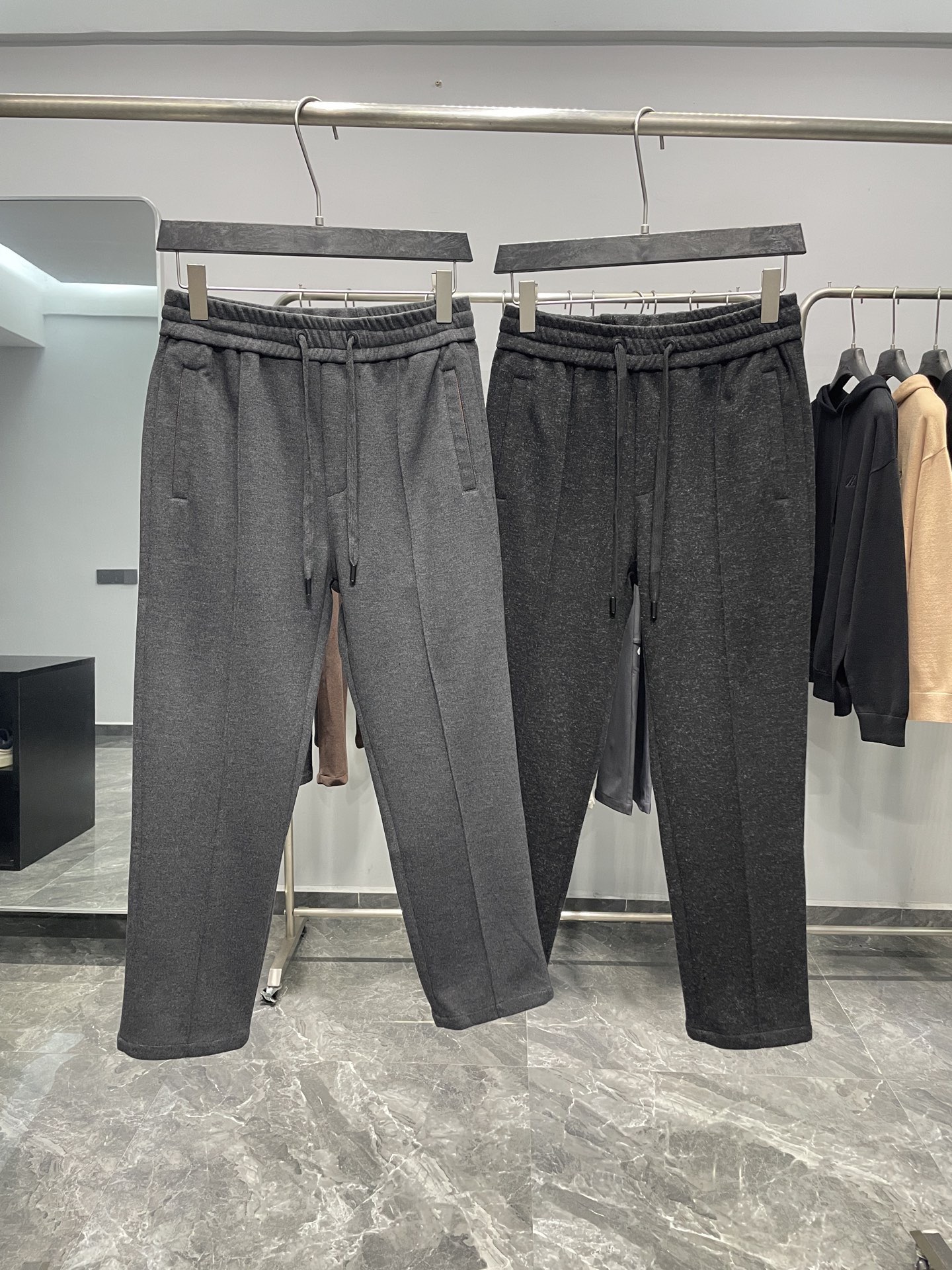 NO:610715,EZ25FW new heavyweight acetate wool drawstring casual pants for autumn and winter, men's classic XXX logo embroidered three-dimensional center seam straight casual pants!  Trading company channels are rare, leading official website sales!  On the fashion stage, there are always some items that can stand out with their unique design and excellent quality and become the focus of everyone's attention!  Z’s new casual pants are such an exciting thing!   This trousers is made of custom-made densely woven acetate wool fabric, which feels thick and crisp. It is not as soft and weak as some ordinary fabrics, but has just the right sense of support!  And it also has excellent thermal insulation and breathability properties, effectively blocking the cold wind and letting you feel a steady stream of warmth!  The inside of the pockets and the back waist adopt a classic parallel-bar webbing design, which adds a unique sense of fashion to the entire pair of pants!  The iconic XXX logo embroidery on the back is the finishing touch of these pants, representing the brand's unique identity and charm!  The design of the drawstring elastic waistband is very considerate. Whether you are slim or a little chubby, you can easily adjust the tightness that suits you best!  The three-dimensional center seam on the legs combined with the straight version is the perfect combination of fashion and comfort. The three-dimensional center seam is like a straight track, making the trouser legs more crisp and stylish, and will not collapse or deform!  The straight version is very versatile. It neither restricts the legs like tight pants, nor is it too loose and exaggerated like wide-leg pants!  Wearing it will make your legs longer and straighter, making you look more energetic!  Color gray, black Size M-3XL Size reference M size waist 72/78cm - hip 100cm - front 32cm - thigh 60cm - trouser length 95cm - trouser leg 36cm L size waist 76/82cm - hip 104cm - front 33cm - thigh 62cm - trouser length 96cm - trouser leg 37cm  XL size waist 80/86cm - hip 108cm - front 33cm - thigh 64cm - trouser length 97cm - trouser leg 38cm XXL size waist 84/90cm - hip 112cm - front 34cm - thigh 66cm - trouser length 98cm - trouser leg 39cm  3XL size waist 88/94cm - hip 116cm - front 34cm - thigh 68cm - trouser length 100cm - trouser leg 41cm Recommended size (standard version) Height 174-140 catties, try on L size!  Boys weighing less than 130 kilograms should choose M code, 130-143 kilograms should choose L code, 143-156 kilograms should choose XL code, 156-170 kilograms should choose XXL code, and 170-185 kilograms should choose 3XL code!  ,,alexander wang19860909EZ25FW秋冬新款重磅醋酸羊毛抽绳休闲裤,男士经典XXX徽标刺绣立体中缝线直筒休闲长裤！贸易公司渠道稀出,领先官网发售！在时尚的舞台上,总有一些单品能凭借独特的设计与卓越的品质脱颖而出,成为众人瞩目的焦点！Z家全新休闲裤便是这样一款令人心动的存在！  这款裤装采用客供定制密织醋酸羊毛面料,触感厚实挺括,不像一些普通面料那样软塌无力,而是有着恰到好处的支撑感！而且它还具备出色的保暖与透气性能,有效阻挡寒风,让你感受到源源不断的温暖！口袋内侧与后腰采用了经典双杠织带拼接设计,为整条裤子增添了独特的时尚感！而后幅标志性的XXX徽标刺绣,更是这条裤子的点睛之笔,代表着品牌独有的身份与魅力！抽绳松紧裤腰的设计,这种设计非常贴心,无论你是身材苗条还是有些微胖,都能轻松调节到最适合自己的松紧度！腿部立体中缝线结合直筒版型,简直是时尚与舒适的完美结合,立体中缝线如同一条笔直的轨道,让裤腿更加挺括有型,不会出现软塌变形的情况！而直筒的版型则非常百搭,它既不会像紧身裤那样过于束缚腿部,也不会像阔腿裤那样过于宽松夸张！穿上它你的腿部线条会被修饰得更加修长笔直,整个人看起来更加精神抖擞！ 颜色灰色、黑色 尺码M-3XL 尺寸参考 M码腰围72/78cm-臀围100cm-前档32cm-大腿围60cm-裤长95cm-裤脚36cm L码腰围76/82cm-臀围104cm-前档33cm-大腿围62cm-裤长96cm-裤脚37cm XL码腰围80/86cm-臀围108cm-前档33cm-大腿围64cm-裤长97cm-裤脚38cm XXL码腰围84/90cm-臀围112cm-前档34cm-大腿围66cm-裤长98cm-裤脚39cm 3XL码腰围88/94cm-臀围116cm-前档34cm-大腿围68cm-裤长100cm-裤脚41cm 尺码推荐（标准版型） 身高174-140斤,试穿L码合适！ 男生体重130斤以内选择M码,130-143斤选择L码,143-156斤选择XL码,156-170斤选择XXL码,170-185斤选择3XL码！,,alexander wang,Men's clothing