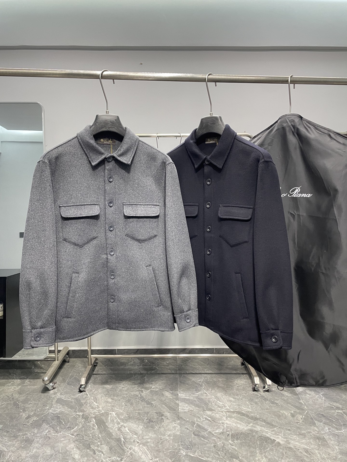 NO:610686,LFW new autumn and winter imported cashmere wool blended lapel jacket, men's fashionable flap pocket business casual versatile woolen jacket!  Trading company channels are rare and available on the official website simultaneously!  LP's new woolen jacket has become a shining star in the fashion industry with its excellent fabrics, exquisite craftsmanship and unique design!  It is not only a piece of warm clothing, but also a symbol of life attitude, representing the pursuit of quality and love for fashion!   This jacket is made of imported Kashmiri cashmere wool blended fabric. Kashmiri cashmere is a rare gift from nature. It is light, soft and has excellent thermal insulation properties. It is blended with high-quality wool to form a unique texture!  In order to maximize the advantages of this fabric, it has also been blessed with special processes imported from Italy. As the cradle of fashion and craftsmanship, Italy's advanced textile equipment and technology have injected a new soul into this fabric!  After special processing, the texture of the cloth has reached a very excellent level. When you touch it gently, the fluffy and saturated velvet texture seems to tell its nobility and extraordinary. The fabric is as soft as clouds, delicate and high-end, and every inch exudes luxury!  And the ready-to-wear is also super wrinkle-resistant. No matter how you move, it can always stay flat, allowing you to maintain an elegant image at all times!  When you focus on the craftsmanship of this jacket, you will be deeply shocked!  The entire jacket is hand-sewn stitch by stitch by experienced master craftsmen. With years of skills and exquisite techniques, every piece of fabric is perfectly spliced ​​together. The needle and thread in their hands seem to be alive, flowing freely between the fabrics and outlining every detail of the jacket!  Dark lines are used to outline edges and three-dimensional contours. This unique craftsmanship not only maintains the minimalist style of the garment, but also fully demonstrates its craftsmanship value!  Every line is precise and smooth, and the proportions are carefully arranged, as if it is a precisely calculated work of art!  The classic lapel shape is simple yet elegant. It can well modify the neck line and show a capable and neat temperament!  The symmetrical flap pocket decoration on the chest not only increases the practicality of the jacket, but also adds a sense of fashion and layering to the overall look!  The straight, micro-profile shape is neither too tight to restrict the body nor too loose to appear bloated. It fits the body curves just right, showing a casual yet elegant style!  Comes with high-end dust bag packaging!  Color Gray, Navy Size S-XXL Size Reference S Size Shoulder Width 47 Bust 110 Clothing Length 71 Sleeve Length 59cm M Size Shoulder Width 48 Bust 114 Clothing Length 72 Sleeve Length 60cm L Size Shoulder Width 49 Bust 118 Clothing Length 73 Sleeve Length 61cm  XXL size, shoulder width 51cm, bust 126cm, length 76cm, sleeve length 63cm, recommended size (standard version), height 174-140kg, try on size M which is suitable!  Boys weighing less than 130 kilograms should choose S code, 130-143 kilograms should choose M code, 143-156 kilograms should choose L code, 156-170 kilograms should choose XL code, and 170-185 kilograms should choose XXL code!  ,,loro piana,jackets & coats,jackets & coats,alexander wang19860909LFW秋冬新款进口山羊绒羊毛混纺翻领夹克,男士时尚翻盖口袋商务休闲百搭羊毛呢夹克外套！贸易公司渠道稀出,同步官网发售！LP新款羊毛呢夹克以其卓越的面料、精湛的工艺和独特的设计,成为了时尚界的一颗璀璨明星！它不仅仅是一件保暖的衣物,更是一种生活态度的象征,代表着对品质的追求和对时尚的热爱！  该夹克采用客供进口克什米尔山羊绒羊毛混纺面料,克什米尔山羊绒,那可是大自然馈赠的珍稀之物,它轻盈、柔软且保暖性能极佳,与优质的羊毛混纺在一起,形成了独特的质感！为了将这种面料的优势发挥到极致,还经过了意大利进口设备的特殊工艺加持,意大利作为时尚与工艺的摇篮,其先进的纺织设备和技术为这款面料注入了新的灵魂！经过特殊工艺处理后,布面的质感达到了相当优秀的程度,当你轻轻触摸它,那蓬松饱和的立绒质感仿佛在诉说着它的高贵与不凡,面料柔软得如同云朵一般,细腻又高级,每一寸都散发着奢华的气息！并且成衣还具有超强的抗皱性,无论你如何活动,它都能始终保持平整,让你时刻保持优雅的形象！ 当你将目光聚焦在这件夹克的制作工艺上时,更是会被深深震撼！整件外套由经验丰富的老师傅一针一线纯手工缝制而成,凭借着多年的技艺和精湛的手法,将每一块面料都完美地拼接在一起,他们手中的针线仿佛有了生命,在面料间穿梭自如,勾勒出夹克的每一个细节！采用暗走线来勾勒边缘及立体轮廓,这种独特的工艺手法既保持了成衣的极简风格,又尽显其工艺价值！每一条走线都精准而流畅,比例经过精心安排,仿佛是经过精密计算的艺术品！经典的翻领造型,简约而不失大气,它能够很好地修饰颈部线条,展现出一种干练利落的气质！胸前对称的翻盖口袋装饰,不仅增加了夹克的实用性,还为整体造型增添了一份时尚感和层次感！直身的微廓版形,既不会过于紧身束缚身体,也不会过于宽松显得臃肿,恰到好处地贴合身体曲线,展现出一种随性而又不失优雅的风格！配备高端防尘袋包装！ 颜色灰色、藏青色 尺码S-XXL 尺寸参考 S码肩宽47胸围110衣长71袖长59cm M码肩宽48胸围114衣长72袖长60cm L码肩宽49胸围118衣长73袖长61cm XL码肩宽50胸围122衣长74袖长62cm XXL码肩宽51胸围126衣长76袖长63cm 尺码推荐（标准版型） 身高174-140斤,试穿M码合适！ 男生体重130斤以内选择S码,130-143斤选择M码,143-156斤选择L码,156-170斤选择XL码,170-185斤选择XXL码！,,loro piana,jackets & coats,jackets & coats,alexander wang,Men's clothing