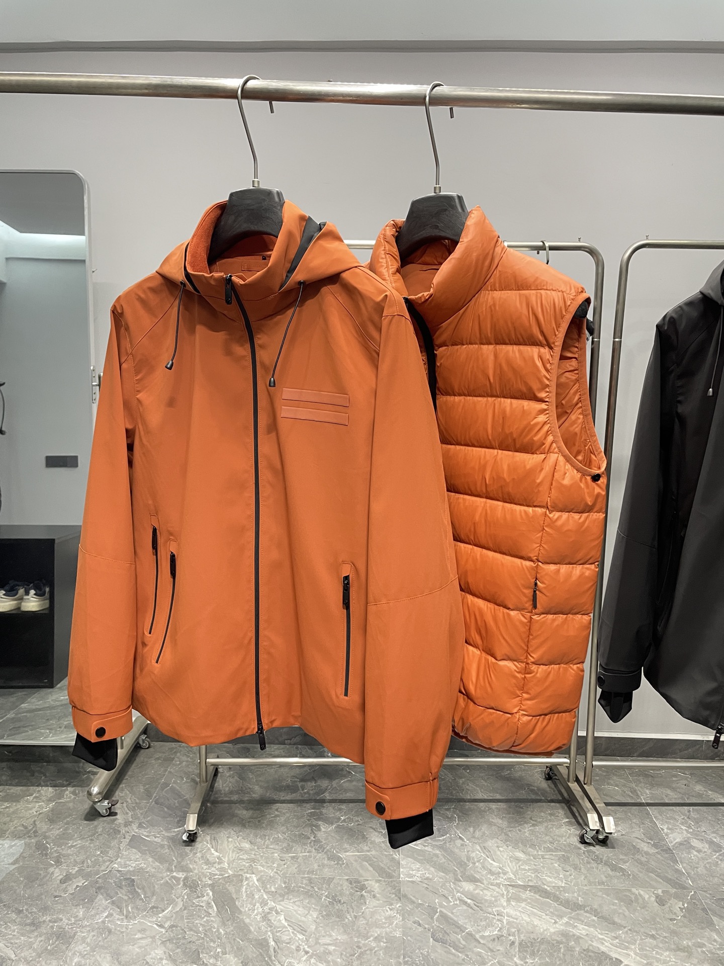 羽绒服 ～EZ25FW秋冬新款两件套可拆卸羽绒服马甲外套夹克冲锋衣！两件套可拆卸设计，外层为冲锋衣夹克，