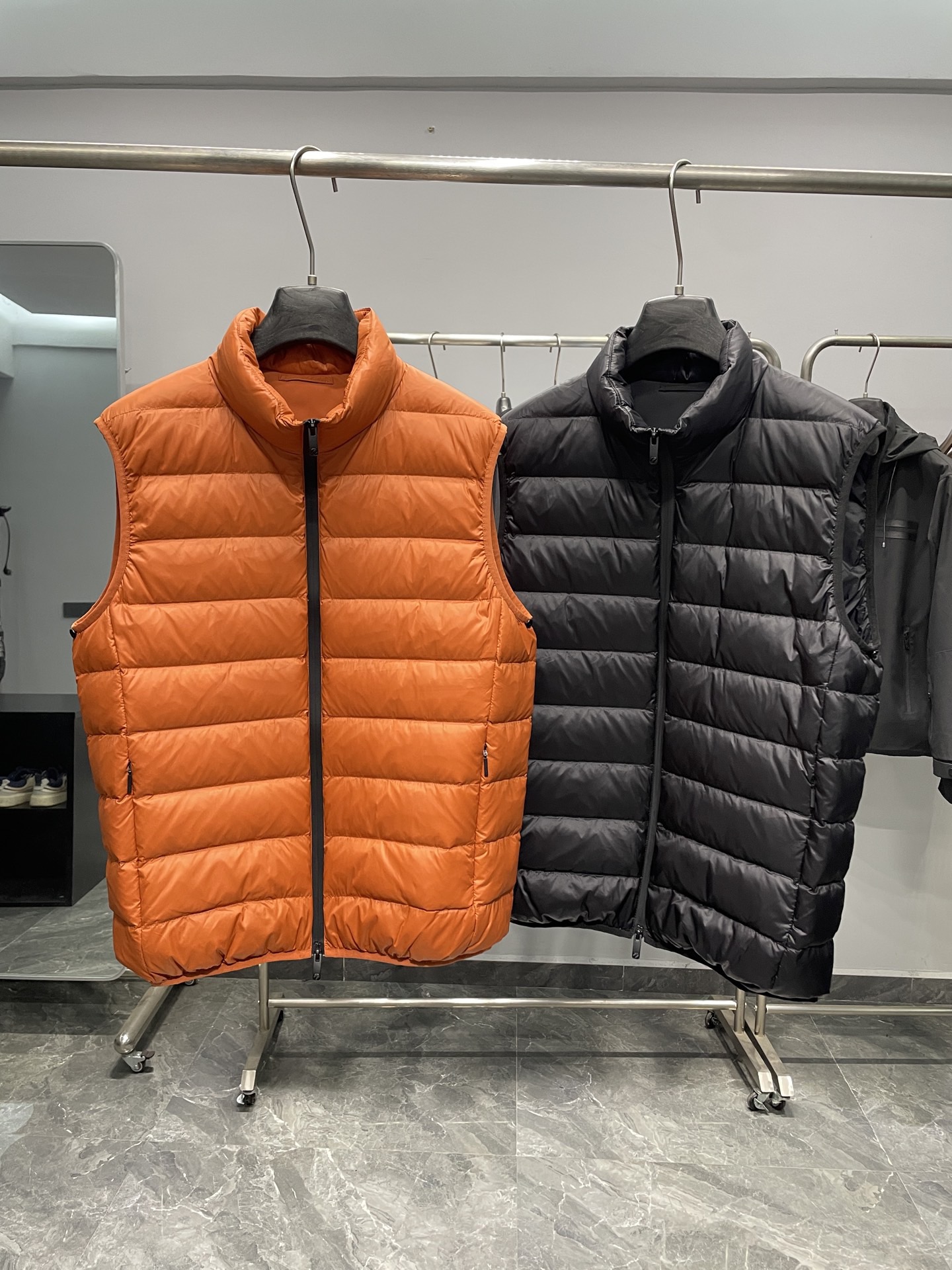 羽绒服 ～EZ25FW秋冬新款两件套可拆卸羽绒服马甲外套夹克冲锋衣！两件套可拆卸设计，外层为冲锋衣夹克，