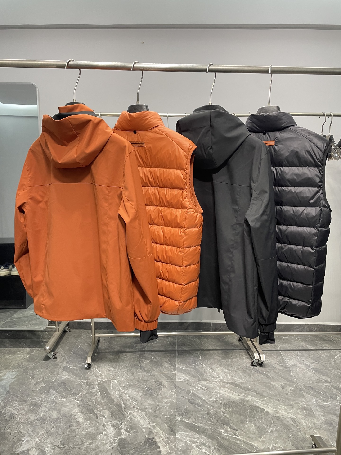 羽绒服 ～EZ25FW秋冬新款两件套可拆卸羽绒服马甲外套夹克冲锋衣！两件套可拆卸设计，外层为冲锋衣夹克，