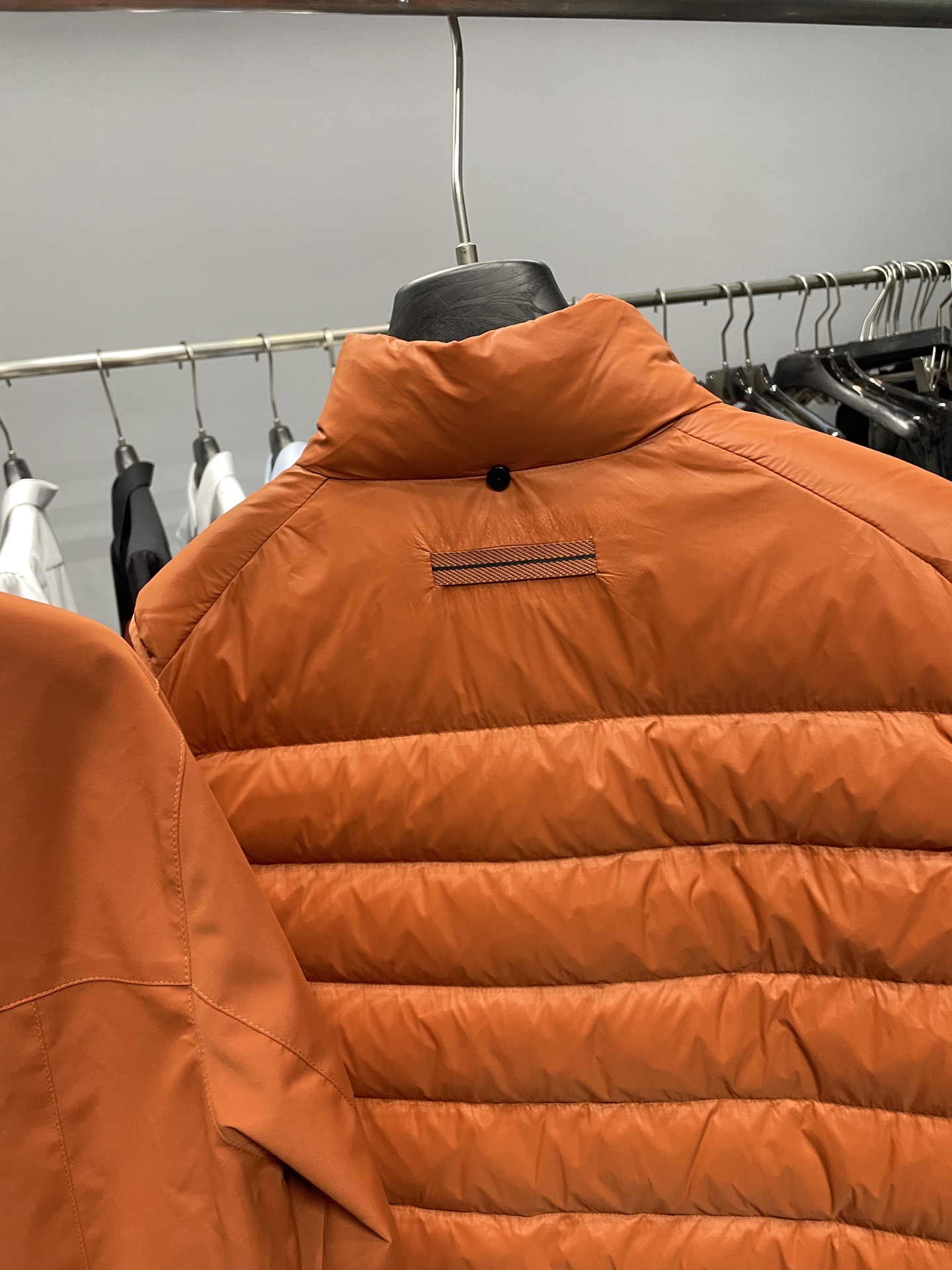 羽绒服 橙色细节图～