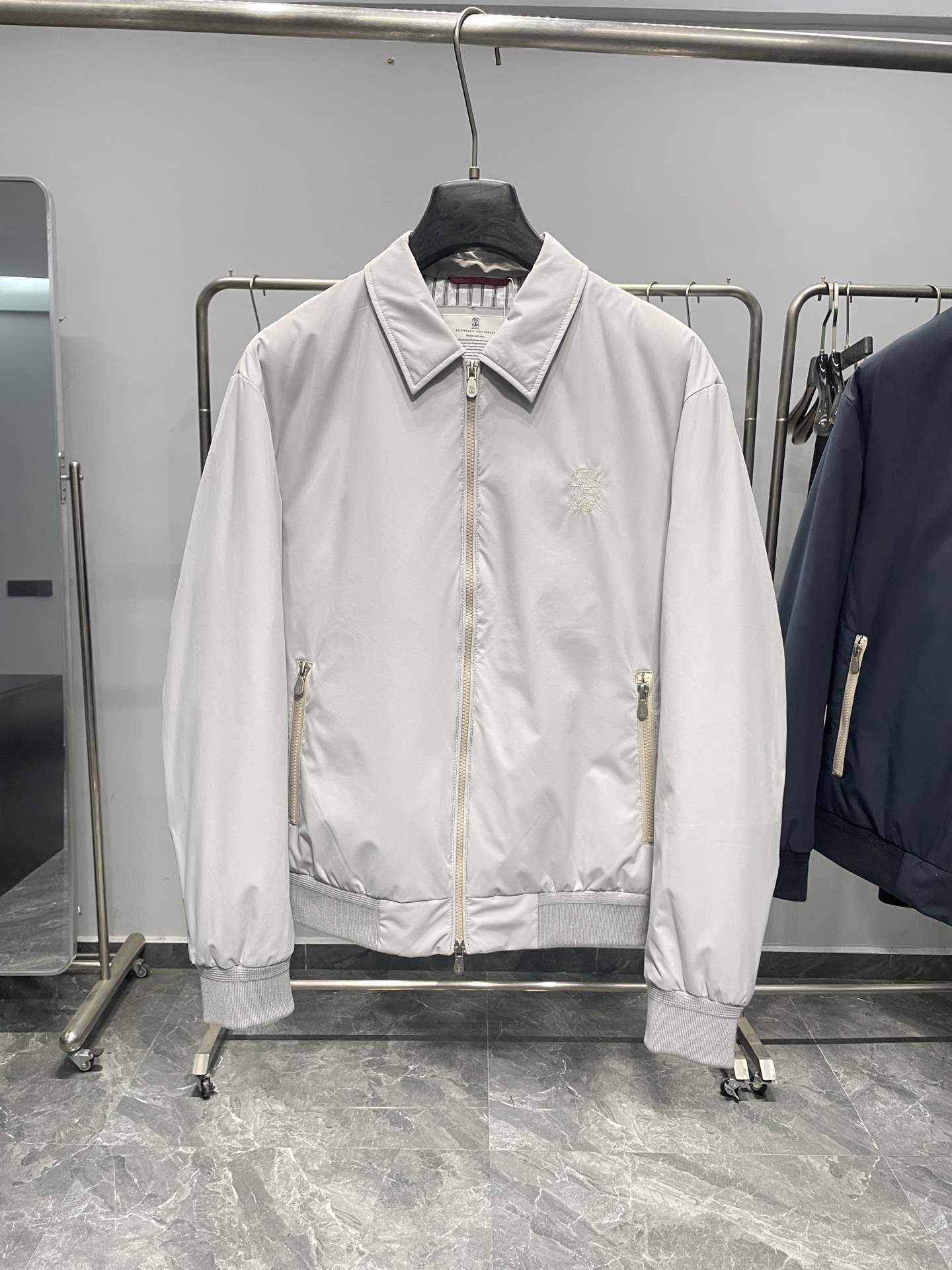 ～BC25FW秋冬新款商务休闲男士翻领刺绣拉链羽绒外套！胸前有品牌标志性的徽标刺绣，刺绣工艺精细，线条流