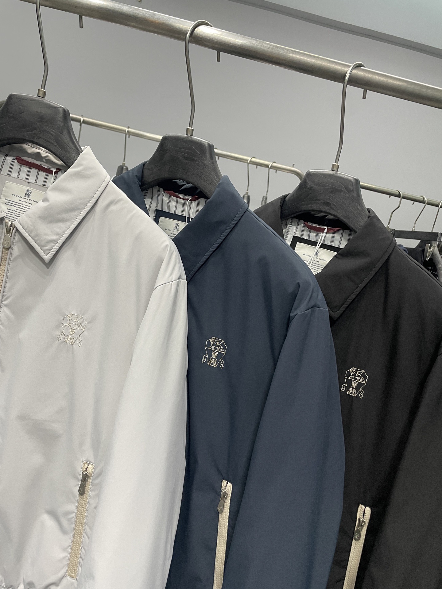 ～BC25FW秋冬新款商务休闲男士翻领刺绣拉链羽绒外套！胸前有品牌标志性的徽标刺绣，刺绣工艺精细，线条流