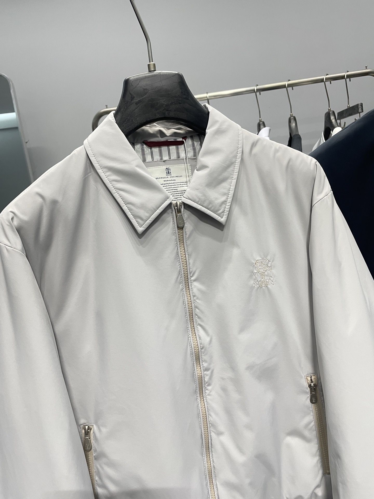 ～BC25FW秋冬新款商务休闲男士翻领刺绣拉链羽绒外套！胸前有品牌标志性的徽标刺绣，刺绣工艺精细，线条流