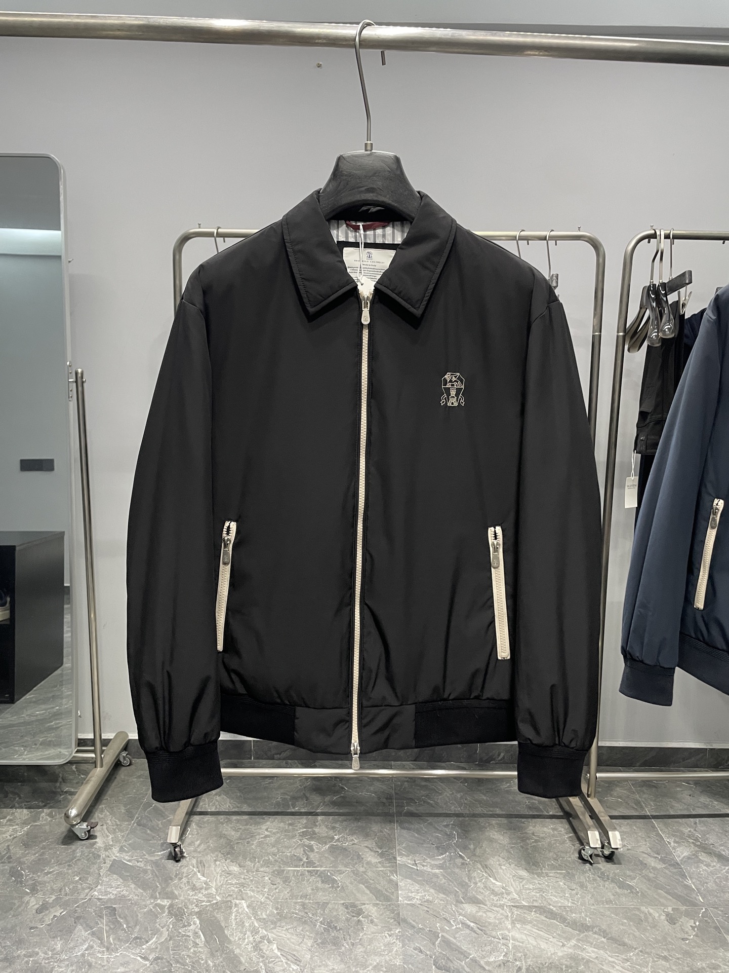 ～BC25FW秋冬新款商务休闲男士翻领刺绣拉链羽绒外套！胸前有品牌标志性的徽标刺绣，刺绣工艺精细，线条流