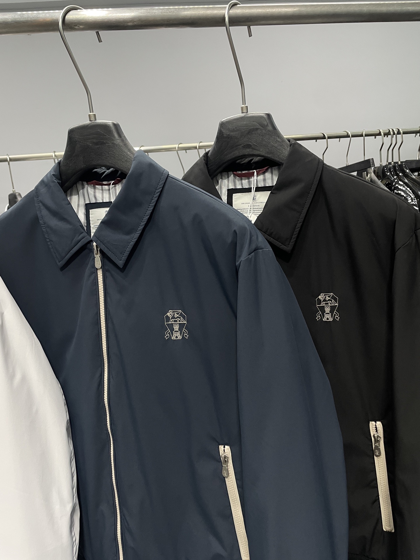 ～BC25FW秋冬新款商务休闲男士翻领刺绣拉链羽绒外套！胸前有品牌标志性的徽标刺绣，刺绣工艺精细，线条流