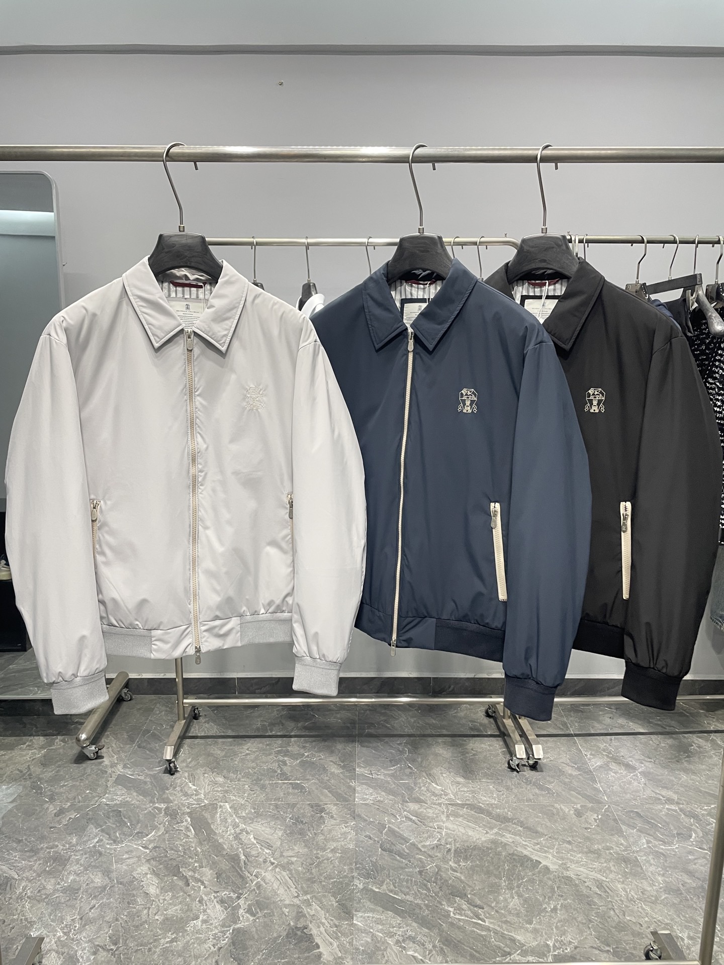 ～BC25FW秋冬新款商务休闲男士翻领刺绣拉链羽绒外套！胸前有品牌标志性的徽标刺绣，刺绣工艺精细，线条流