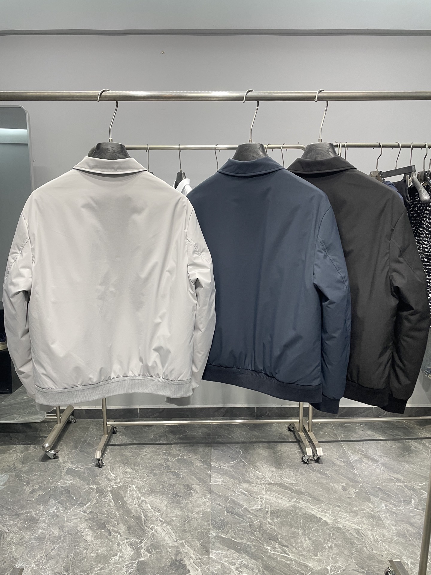 ～BC25FW秋冬新款商务休闲男士翻领刺绣拉链羽绒外套！胸前有品牌标志性的徽标刺绣，刺绣工艺精细，线条流