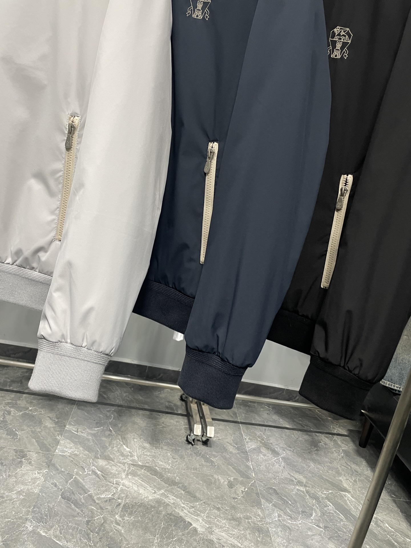 ～BC25FW秋冬新款商务休闲男士翻领刺绣拉链羽绒外套！胸前有品牌标志性的徽标刺绣，刺绣工艺精细，线条流