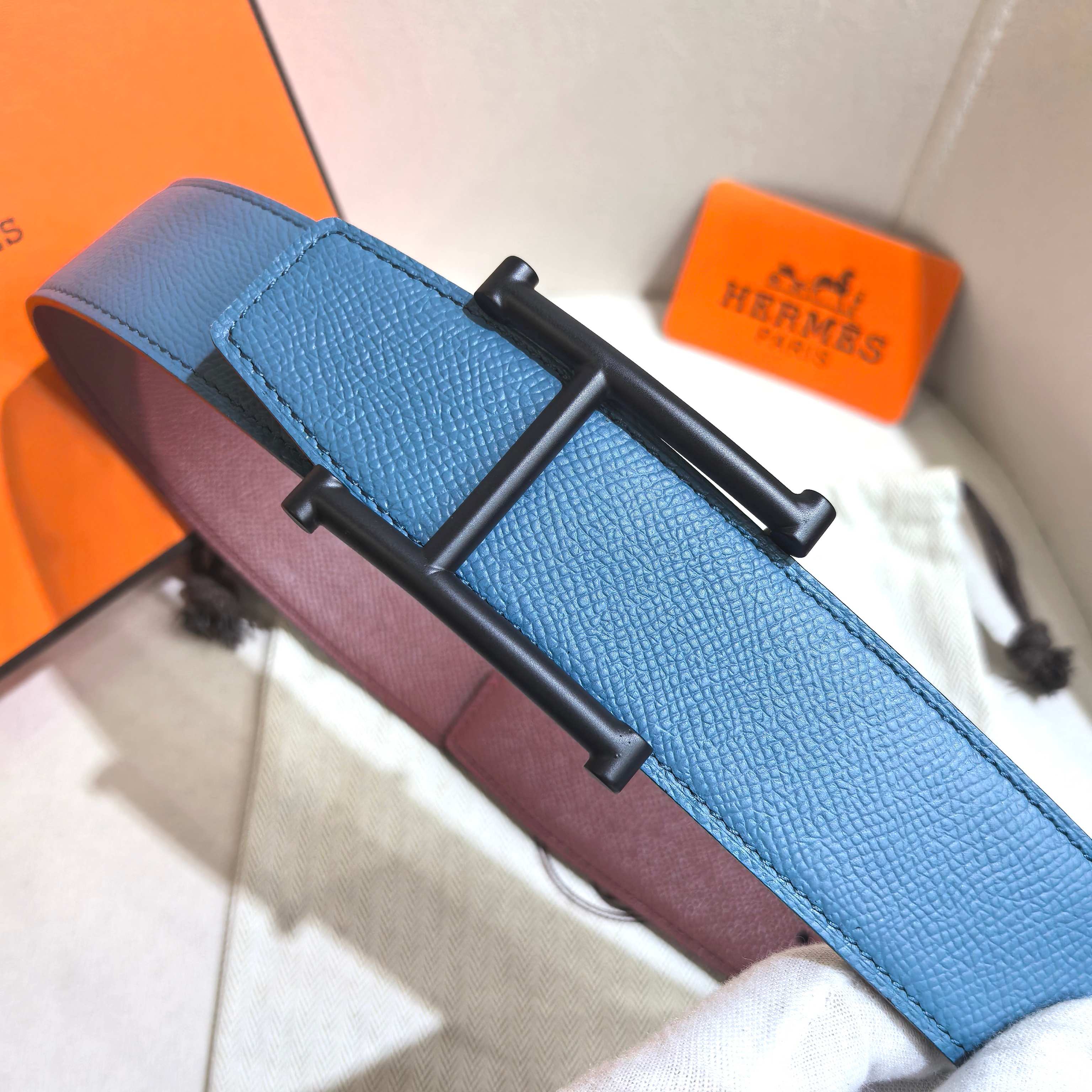 H JumPing 精品五金 搭配进口（黑）手掌纹皮 宽度38MM 以其精湛工艺高品质材料和经典设计备受