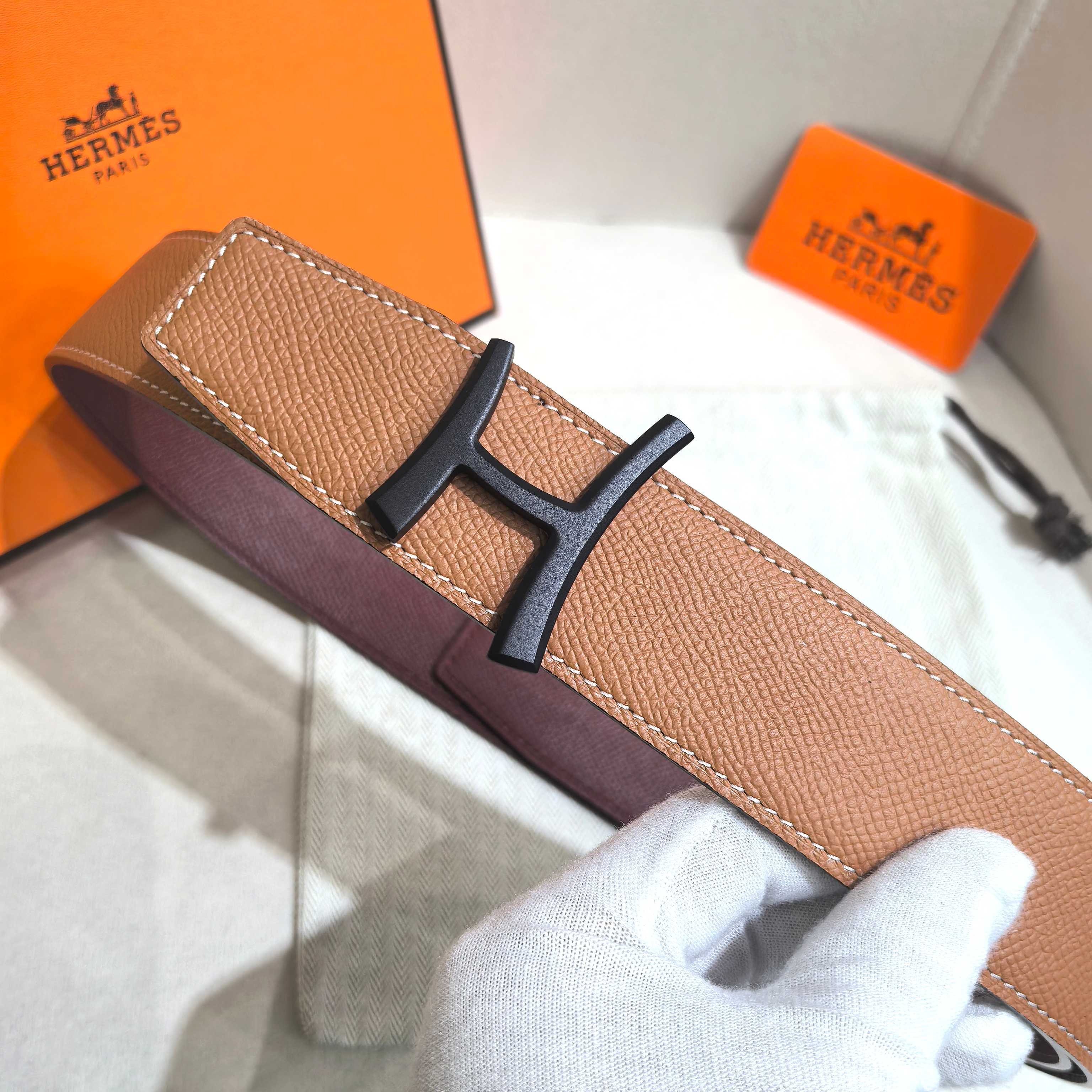 H JumPing 精品五金 搭配进口（黑）手掌纹皮 宽度38MM 以其精湛工艺高品质材料和经典设计备受