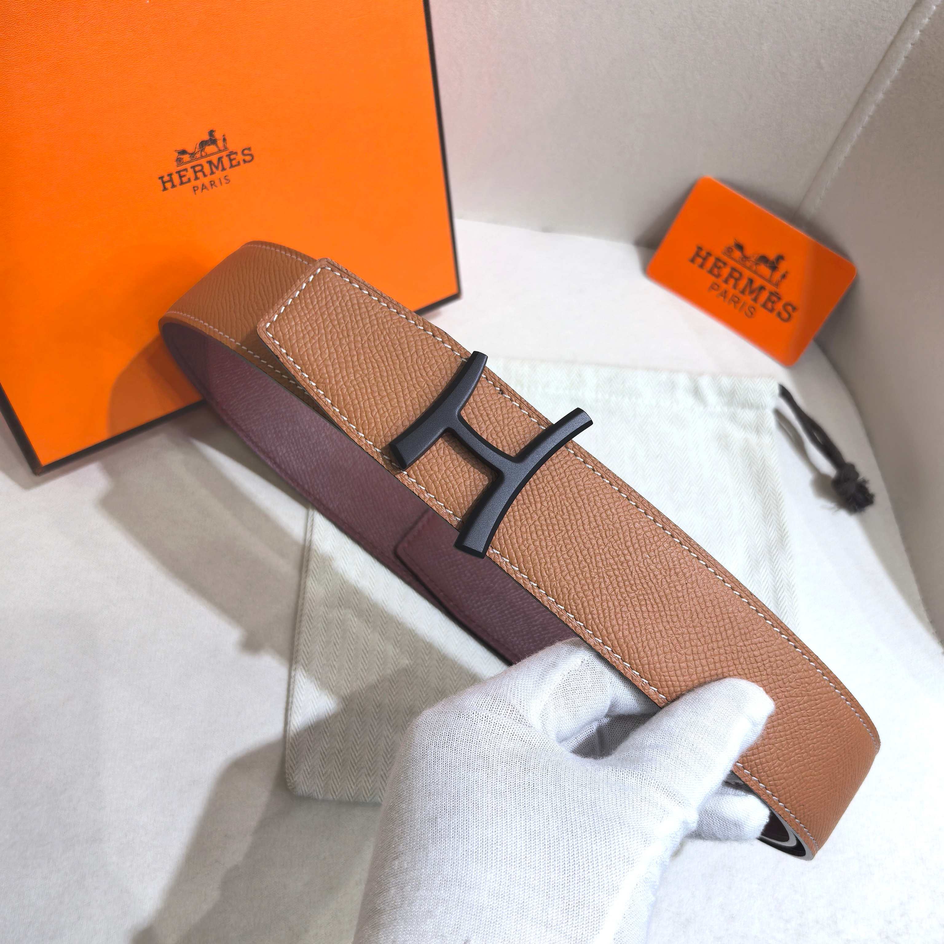 H JumPing 精品五金 搭配进口（黑）手掌纹皮 宽度38MM 以其精湛工艺高品质材料和经典设计备受
