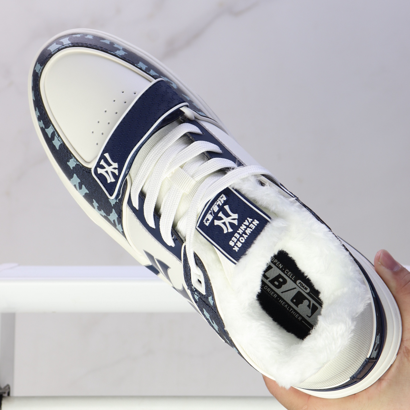 💰200

平台订单 MLB 纽约洋基队 海军蓝

货号：3ASXCDN3N-50NYD
尺码：35 36 36.5 37 38.5 39 40 40.5 41 42 42.5 43 44 44.5 45