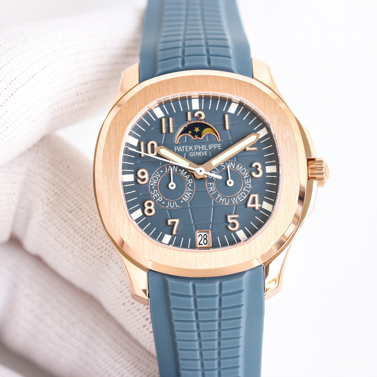 NO:383498,Thunder King Patek Philippe 5261R-001 latest smiling grenade for men and women!  Patek Philippe Aquanaut series launches the first new convenient and practical complex function watch 5261R, once again bringing casual and elegant charm!  The calendar watch adopts a 39.9 mm diameter case, equipped with a new imported movement to be transformed into an automatic winding movement, with ultra-thin craftsmanship!  This watch is particularly unique than other Patek Philippe timepieces that are also equipped with annual calendar display. The date and moon windows are located at 6 o'clock and 12 o'clock respectively, and the week and month auxiliary dials are provided at 3 o'clock and 9 o'clock respectively. The case and bezel are made of iconic arc octagonal shape, combined with contrasting polishing and satin texture. The gray-blue dial and strap are decorated with Aquanaut relief patterns, Arabic cubes and Patton-style hands, all covered with white fluorescent coatings, which are clear at a glance when reading. Paired with gray-blue tape is not only very comfortable to wear, but also has high wear resistance. It is also embellished with Aquanaut patterns, which complements the dial decoration. It is equipped with a folding buckle, adding a 'casual and elegant' style!  ,,patek philippe19860909雷王百达翡丽5261R-001最新款笑脸手雷男女通用！ 百达翡丽Aquanaut系列推出首款新增便捷实用的复杂功能腕表5261R,再度绽放休闲优雅魅力！ 年历腕表采用39.9毫米直径表壳,搭载新型进口机芯改自动上弦机芯,超薄工艺！ 此款腕表比同样配备年历显示的其他百达翡丽时计格外与众不同.日期和月相视窗分别位于6时和12时位置,3时和9时位置则设有星期和月份辅助表盘. 表壳及表圈采用标志性的圆弧八角形造型,结合对比鲜明的抛光与缎纹处理.灰蓝色表盘及表带饰有Aquanaut浮雕图案,阿拉伯字块及巴顿式指针,均覆以白色荧光涂层,读时一目了然. 搭配灰蓝色胶带不仅佩戴分外舒适,而且耐磨性较高,同时缀饰Aquanaut图案,与表盘装饰相映成趣,配备折叠式表扣,更添“休闲优雅”风范！,,patek philippe,Watch