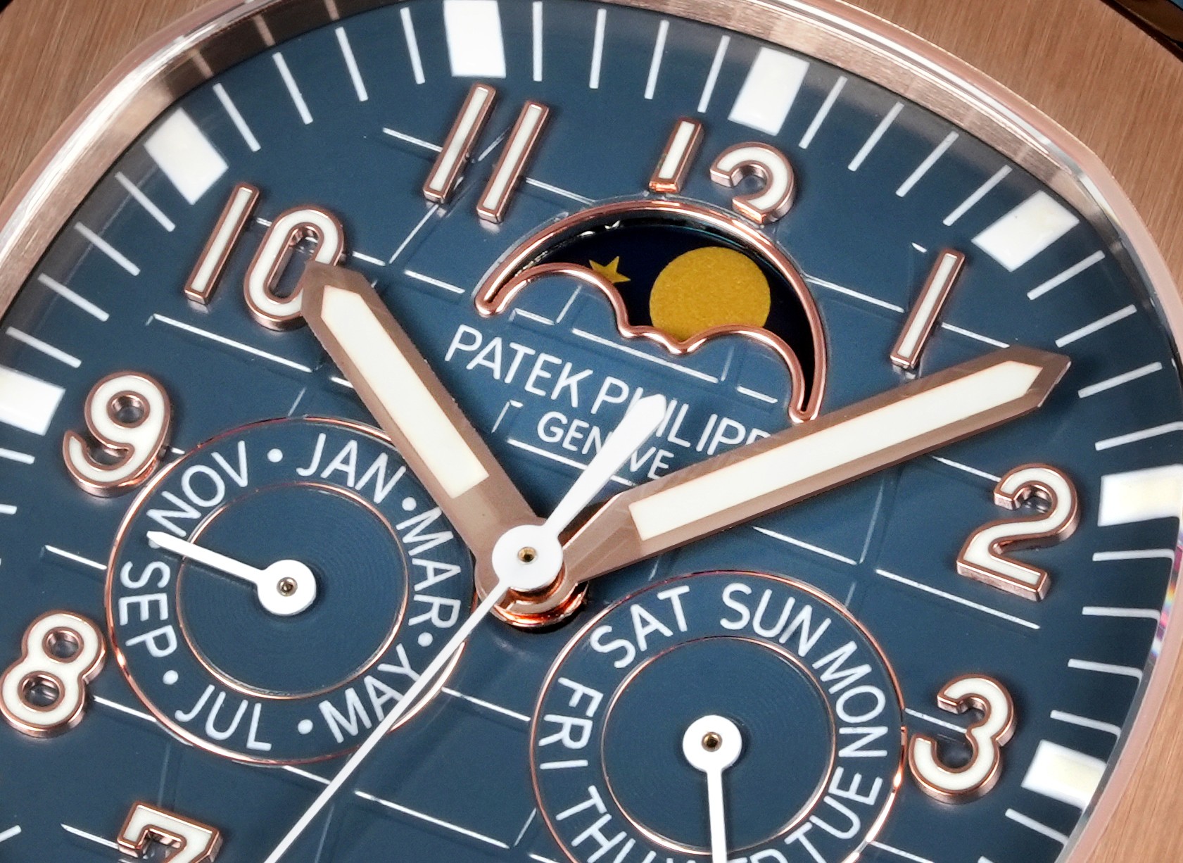 NO:157743,3K Produced by White Shell Rose Gold 3K Factory Thunder King PP Patek Philippe 5261R-001 Latest Smiling Grenade Universal for Men and Women!  PQ4 Grenade Series Patek Philippe Aquanaut Series Launches the first new convenient and practical complex function watch 5261R, once again bringing casual and elegant charm!  The calendar watch adopts a 39.9 mm diameter case, equipped with a new imported movement to be transformed into an automatic winding movement, with ultra-thin craftsmanship!  This watch is particularly unique than other Patek Philippe timepieces that are also equipped with annual calendar display. The date and moon windows are located at 6 o'clock and 12 o'clock respectively, and the week and month auxiliary dials are provided at 3 o'clock and 9 o'clock respectively. The case and bezel are made of iconic arc octagonal shape, combined with contrasting polishing and satin texture. The gray-blue dial and strap are decorated with Aquanaut relief patterns, Arabic cubes and Patton-style hands, all covered with white fluorescent coatings, which are clear at a glance when reading. Paired with gray-blue tape is not only very comfortable to wear, but also has high wear resistance. It is also embellished with Aquanaut patterns, which complements the dial decoration. It is equipped with a folding buckle, adding a 