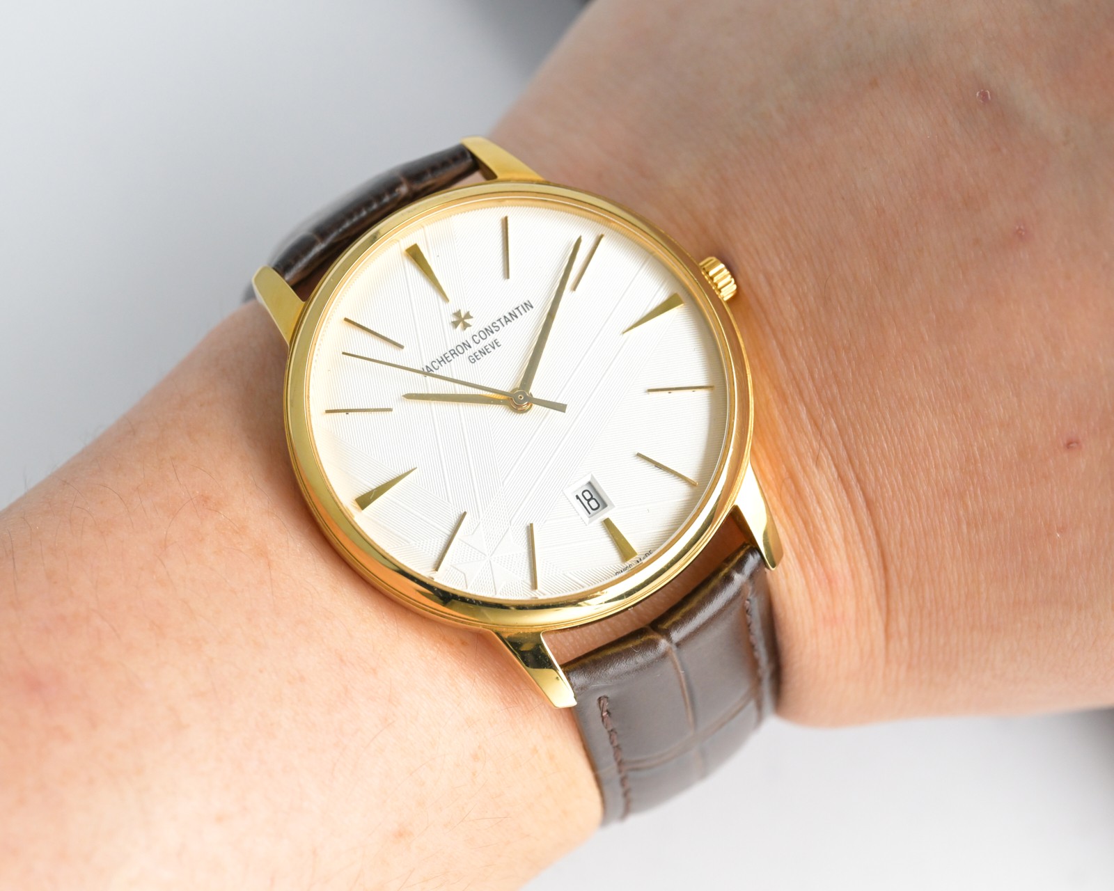 NO:741745,[Wall crack recommends the market’s highest replica V4 upgraded version Vacheron Constantin VC Heritage Series 85180 watch!  1 [Case] Size 40MMX9MM, perfectly round case, with slightly isolated lug design, making it more suitable for the wearer's wrist. Each finished case needs to undergo MK's strict quality control to restore the unique texture of the original. 2 [Movement] Steel wheels and other components are carefully decorated by MK watchmakers, and the automatic oscillating weight is plated with 18k gold, maximizing the original exquisite craftsmanship.  3 [Mirror] The two sapphire glass mirrors on the front and rear are treated with anti-vertigo coating. 4 [Strap] Double-layer Italian calfskin, with Maltese cross pin buckle. A sincere work, you are welcome to appreciate it,,vacheron,cowhide19860909【墙裂推荐市场最高复刻 V4升级版本 江诗丹顿VC传承系列85180腕表！ 1【表壳】尺寸40MMX9MM,完美圆形的表壳,搭配微孤式表耳设计,使之更加贴合佩戴者的手腕.每一个成品壳套,都需经过MK严格的质量把控,方能还原正品独特的质感. 2【机芯】钢轮等部件均由MK制表师精工装饰,自动摆陀更是镀有18k金,最大限度呈现原装精湛的工艺水平. 3【表镜】前后两片蓝宝石玻璃镜面,均有防眩晕镀膜处理. 4【表带】双层意大利小牛皮,搭配马耳他十字针扣. 诚意之作 欢迎您的品鉴,,vacheron,cowhide,Watch