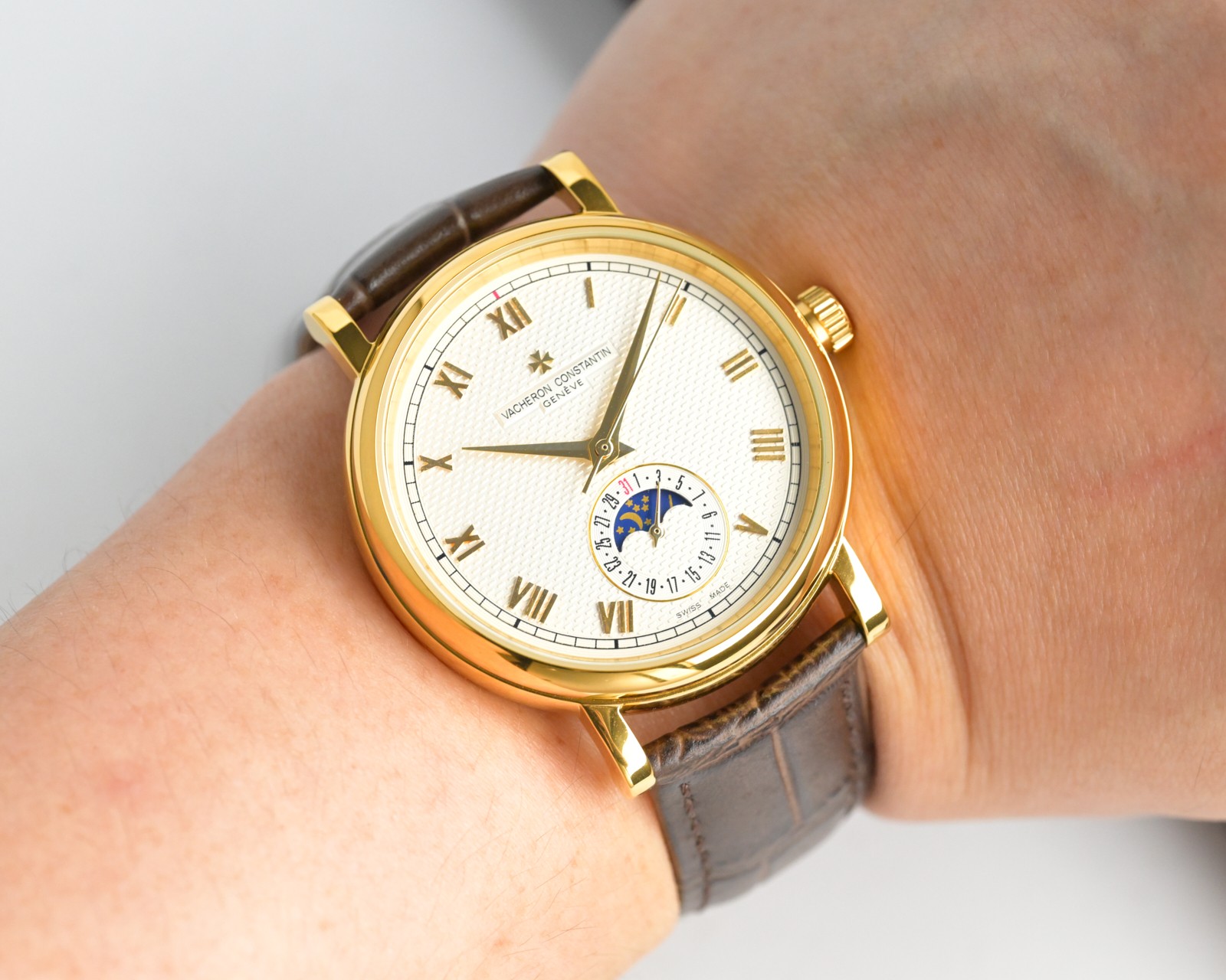 NO:741746,Vacheron Constantin [VACHERON CONSTANTIN] inheritance series men's watch!  Brand new complex sun, moon and stars multi-function watch with super luminous light. It is equipped with the original imported 2824-2 self-winding mechanical movement, which integrates month display, sun and moon phase display and other functions. It is perfect. It adheres to Swiss watchmaking technology, all-steel nano-plated platinum watch technology, VD furnace electroplating process, French sapphire scratch-resistant mirror, imported Italian calfskin with original buckle, creating a top-notch perfect product. Size: 40*10mm,,vacheron,cowhide19860909江诗丹顿【VACHERON CONSTANTIN】传袭系列男士腕表！全新复杂日月星辰多功能腕表,超强夜光.搭载原装进口2824-2自动上链机械机芯,汇集月份显示,日月相显示等功能于一身,堪称完美,秉承瑞士制表工艺,全钢镀纳米铂金表技术,VD炉内电镀工艺,法国蓝宝石防刮镜面,进口意大利小牛皮搭配原装扣,打造出顶级完美产品,尺寸:40*10mm,,vacheron,cowhide,Watch