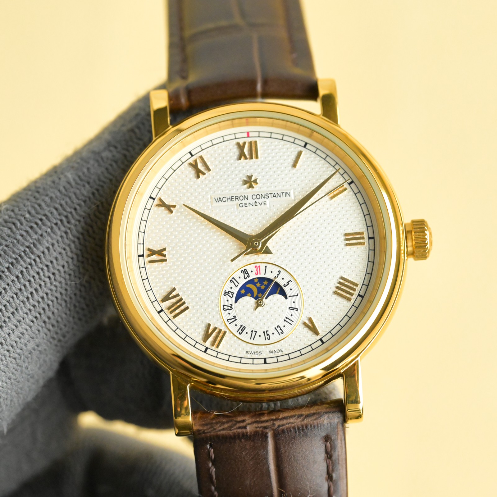 NO:340699,Vacheron Constantin 【VACHERON CONSTANTIN】 series of men’s watches!  The new and complex multi-function watch of Sun, Moon and Stars is super luminous. It is equipped with the original imported 2824-2 automatic winding mechanical movement, which combines the functions of month display, sun and moon phase display, and is perfect. It is adhering to the Swiss watchmaking process, all-steel nano-platinum watch technology, VD furnace electroplating technology, French sapphire scratch-resistant mirror, imported Italian calfskin with original buckle to create a top-notch perfect product, size: 40*10mm, vacheron, cowhide19860909江诗丹顿【VACHERON CONSTANTIN】传袭系列男士腕表！全新复杂日月星辰多功能腕表,超强夜光.搭载原装进口2824-2自动上链机械机芯,汇集月份显示,日月相显示等功能于一身,堪称完美,秉承瑞士制表工艺,全钢镀纳米铂金表技术,VD炉内电镀工艺,法国蓝宝石防刮镜面,进口意大利小牛皮搭配原装扣,打造出顶级完美产品,尺寸:40*10mm,,vacheron,cowhide,Watch