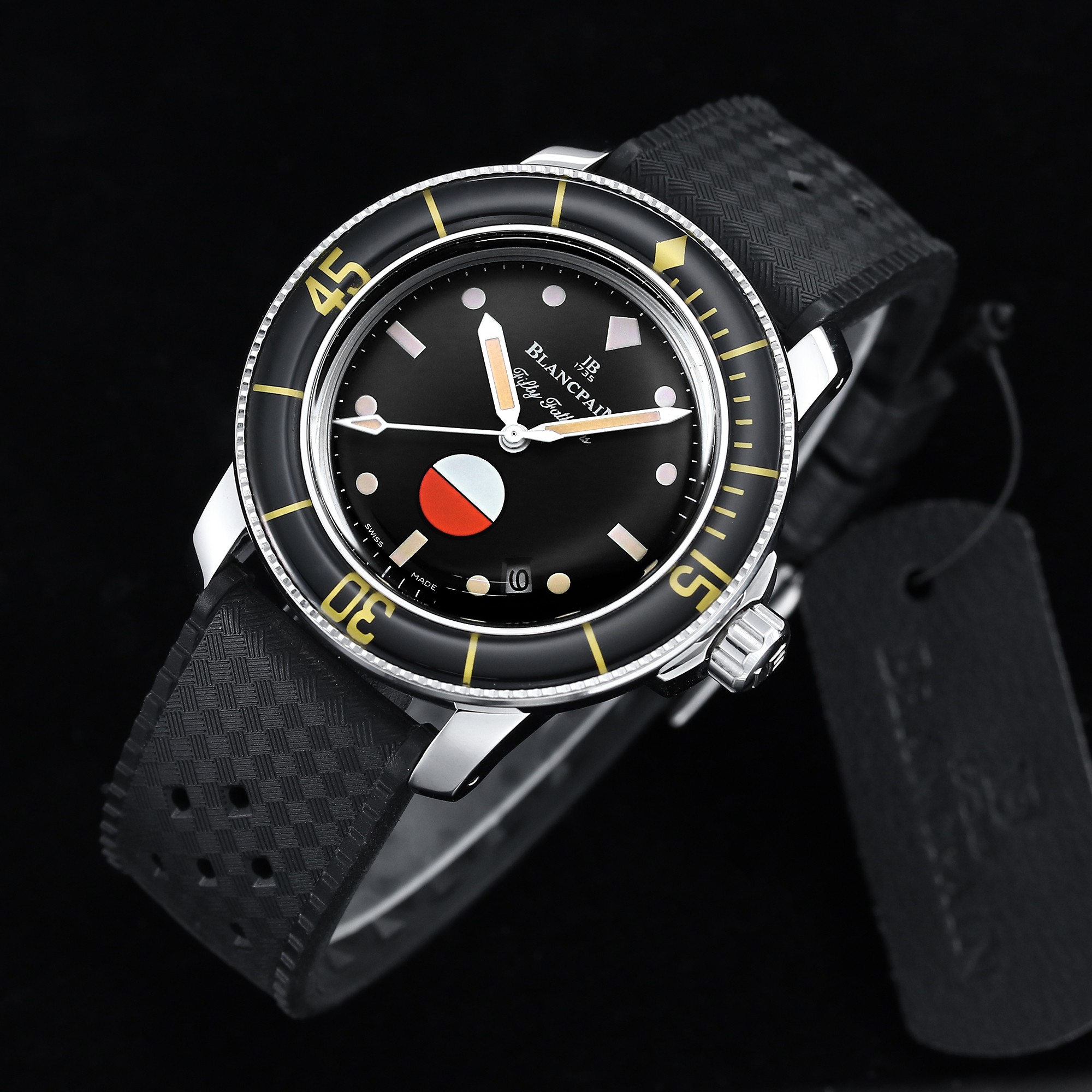 NO:585665,Tw factory Blancpain Fifty Fathoms [No Side Effects Limited Edition] watch 1 is synonymous with Blancpain quality, and now the replica reinterprets the classic, and as the head of the Fifty Fathoms family, the red and yellow 'No Side Effects' at 6 o'clock is definitely the protagonist of this watch. It shows that Blancpain does not use luminous materials containing radium elements, creating a unique classic. 2. The bubble-shaped sapphire mirror and the sapphire rotating outer ring look as warm as jade in the sun. The strap faithfully replicates the fabric textured rubber strap and stainless steel pin buckle, which is comfortable to wear and conforms to ergonomic settings. The non-reflective limited edition uses a 40.3 mm diameter watch and is water-resistant in meters. The one-way rotating bezel replicates the design features of the original Fifty-Zhao. With the movement modified to Cal·26-330S, the dial and lettering are reproduced according to the original 11. 3 It is worth mentioning that the luminous performance of this watch is very strong, with a beautiful green color, which is perfect. Welcome to reprint. Produced by Tw, it must be a high-quality product! ,19860909Tw厂宝珀五十噚【无副射限量款】腕表 1宝珀品质的代名词,如今复刻重新诠释了经典,而作为五十寻家族当家花旦“无副射”6点钟位置的红黄双色“无辐射”绝对是这款表的主角.表明宝珀未使用含有镭元素的夜光材料,独树一帜缔造经典. 2泡泡形蓝宝石表镜和蓝宝石旋转外圈在阳光下显得温润如玉,表带忠实的复刻了织物纹路的橡胶表带和精钢针扣,佩戴舒适,符合人体工程学设定.无副射限量款采用40.3毫米尺寸的表径,防水深度米,单向旋转表圈复刻了初代五十嚼的设计特征.搭配机芯改Cal·26-330S,表盘、字面按照原版11复刻. 3值得一提的是,这个腕表的夜光性能非常強劲,透着唯美的绿色,堪称完美.欢迎转载. Tw出品,必属精品！,,Watch