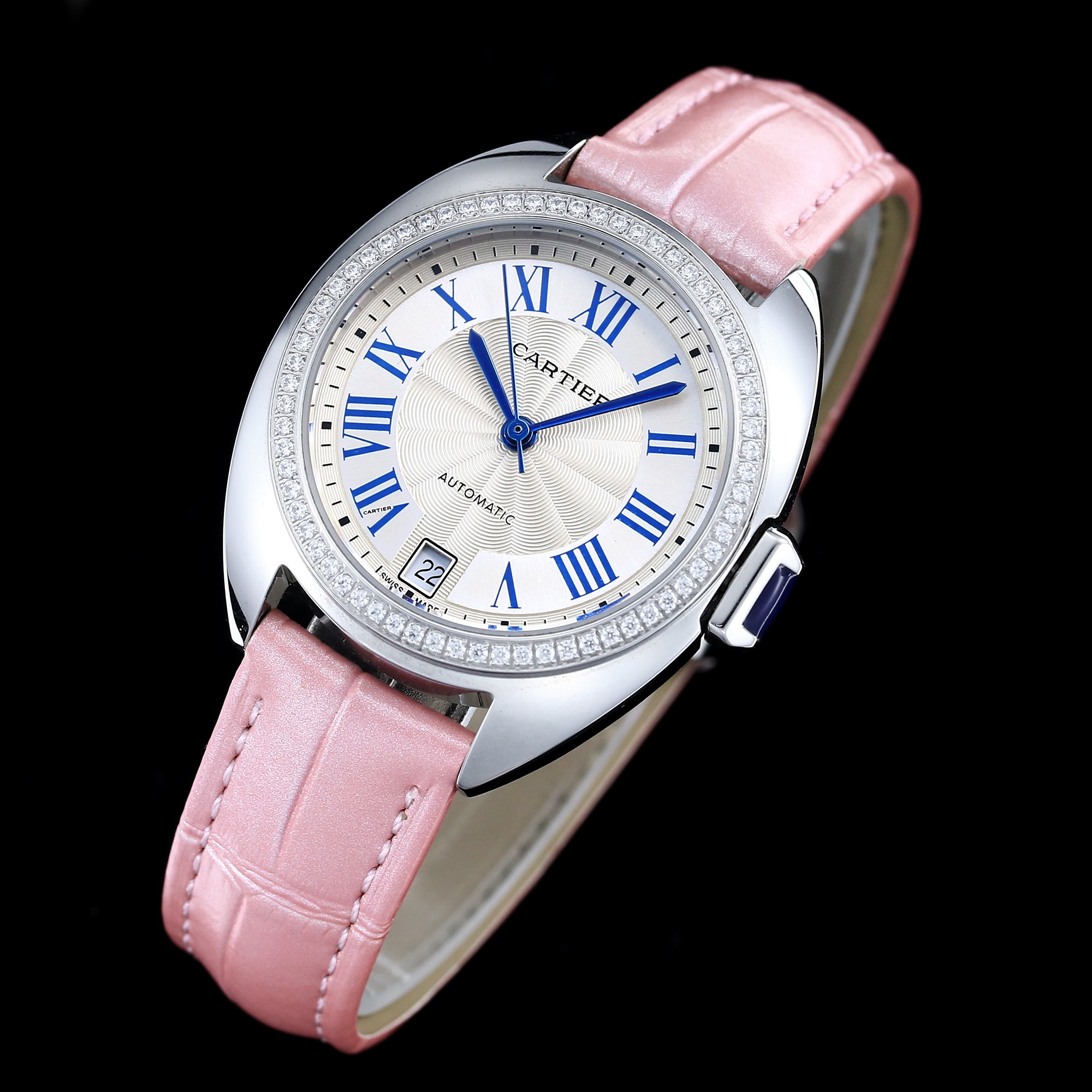 NO:585636,Cartier Key Series Women's models 31mm, 35mm, the key watch retains Cartier's classic design Arabic numerals and sword-shaped blue steel hands. The top of the key-shaped crown is inlaid with a blue stone. The authentic engraved dial has a sun pattern and a date display window at 6 o'clock. The watch is equipped with an alligator leather strap, 2824 automatic mechanical movement, and Cartier's original folding buckle!  The all-stainless steel case has a very recognizable classic design and is suitable for any occasion. It is a very cost-effective watch!  From the outside, it does not look like a noble member of the family, but it must be the pride of the family. It is a low-key and luxurious product with top quality products. Cartier, crocodile skin19860909卡地亚钥匙系列 女款31mm、35mm,钥匙腕表保留了卡地亚的经典设计阿拉伯数字时标和剑形蓝钢指针,形似钥匙的表冠顶端镶嵌一颗蓝石,雕纹正品表盘上带有太阳纹饰,6点钟位置为日期显示窗口,腕表搭配鳄鱼皮表带,2824自动机械机芯,卡地亚原装折叠扣！全精钢表壳,经典的设计辨识度很,并且适合任何场合佩戴,是一款性价比很高的腕表！从外观看它不是家族中的显贵,但一定是家族的骄傲、低调而奢华顶级出品 精品不断,,cartier,crocodile skin,Watch