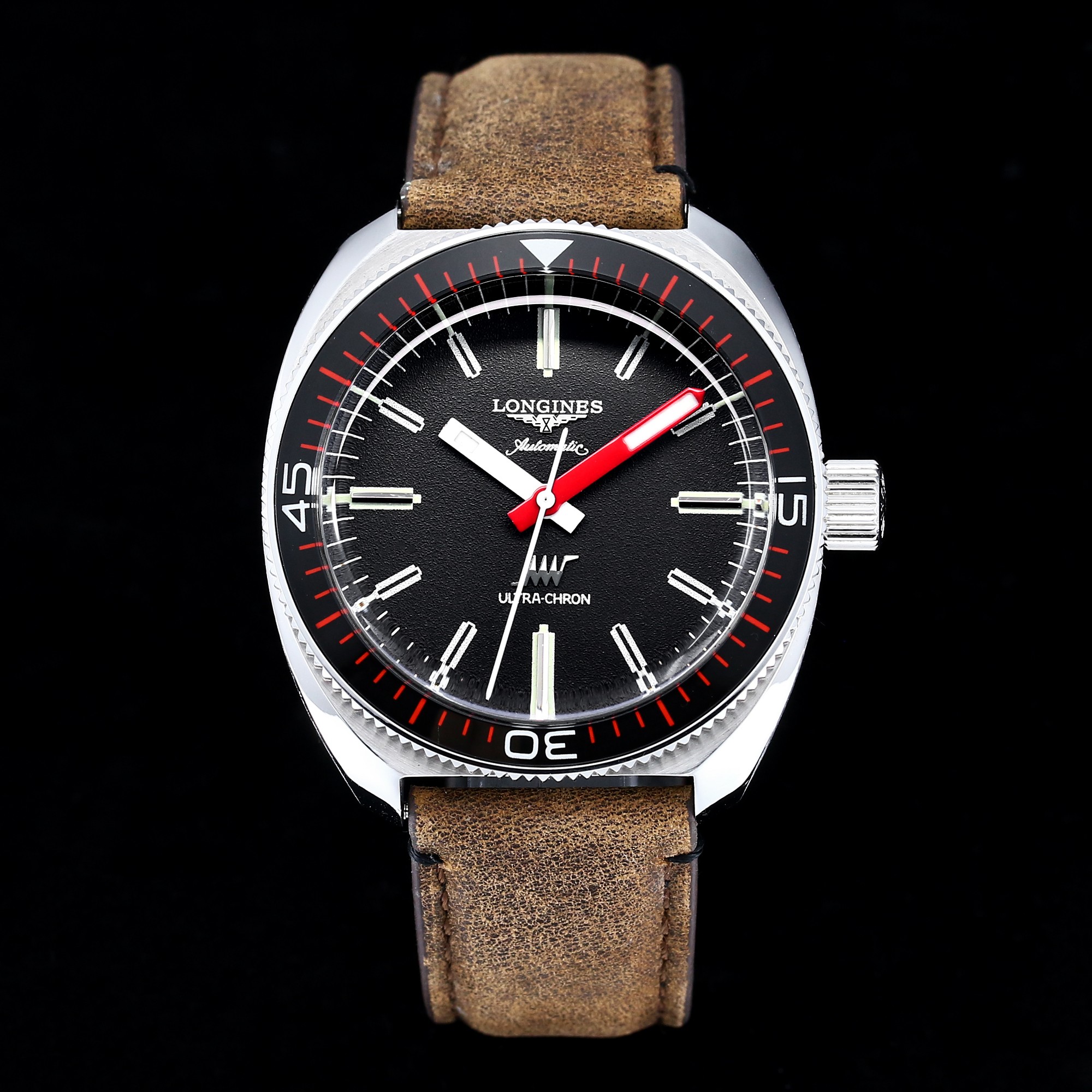 NO:585651,Longines' new [Longines High Frequency Precision Observatory Series] CT3 1. 43 mm pillow-shaped 316 fine steel case, eye-catching red minute and hour hands are coated with luminous coating, giving the watch a distinctive pioneering sports style, meters diving depth. 2. Equipped with original imported movement, one-way rotating imported glass ring, sapphire scratch-resistant 'lid' mirror. 3.  Imported Italian calfskin with original embossed pattern pin buckle, full of three-dimensional effect. It is regarded as the world's first commercial mass-produced high-frequency diving watch. 4. All structures are reproduced according to the original 11, which is perfect. Sanjie exquisitely recommends men's mechanical watches. SJ carefully creates ultra-realistic photo shoots for you,,longines,cowhide19860909浪琴 LONGINES 全新【浪琴表高频精密天文台系列】CT3 1. 43毫米枕形316精钢表壳,醒目的红色分针与时针均涂以夜光涂层,贼予表款鲜明的先锋运动风格,米潜水深度. 2. 搭载原装进口机芯,单向旋转进口玻璃圈口、蓝宝石防刮“锅盖”镜面. 3. 进口意大利小牛皮搭配原装浮雕图案针扣,立体感十足.被视为全球第一款商业化量产的高频潜水表.  4. 所有结构按照原版11复刻,堪称完美. 三杰精致推荐男士机械腕表 SJ为你精心打造超真实实物图拍摄,,longines,cowhide,Watch