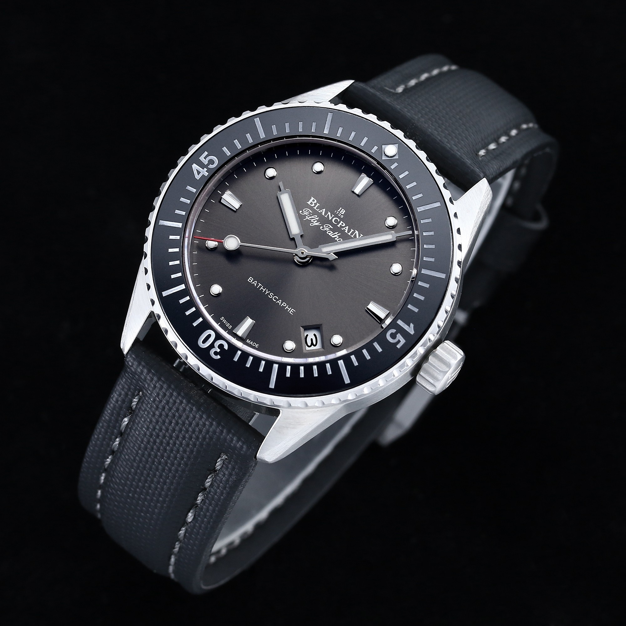 NO:585655,[OMS Factory Wall Crack Recommendation Latest Version] Blancpain Fifty Fathoms Series Watch!  1 diameter 38MM!  2. The imported movement is used to modify the Cal.1153 movement. The color of the plywood gemstone bearings is consistent with the original one. The color is truly pure and good, so that the plywood no longer looks fake!  The integrated splint not only looks closer to the original, but also better protects the movement, and the quality is more stable!  The plywood is ground and then chamfered. The slow and careful workmanship is just to prevent the copper shavings from the plywood from falling into the movement and causing the movement to stop. 3 Dial and calendar size matching, C3 luminous, long-lasting brightness!  4316L stainless steel case, ring-to-plate, super three-dimensional feel, comfortable in hand!  5. Imported Italian calfskin, with original pin buckle, and each corner has been chamfered and polished to perfectly restore the original details and create a perfect product!  OMS Factory’s ingenious masterpiece, welcome all watch friends to taste it!  ,,cowhide19860909【OMS Factory墙裂推荐 最新版本】宝珀五十寻系列腕表！ 1直径38MM！ 2采用进口机芯改Cal.1153机芯,夹板宝石轴承颜色与原装一致,真正做到色泽纯良,让夹板不再一眼假！一体式夹板,除了外观更接近原装之余还能更好的保护机芯,质量更稳定！夹板经过研磨处理之后再做倒角加工,慢工细琢只为了避免夹板的铜屑跌落机芯而导致机芯偷停. 3表盘日历大小对版,C3夜光,亮度持久！ 4316L精钢表壳,牙圈对板,立体感超强,手感舒适！ 5进口意大利小牛皮,搭配原装针扣,每处转角做了多面倒角打磨,完美还原正品细节,打造出完美产品！ OMS Factory匠心力作 欢迎各位表友品鉴！,,cowhide,Watch