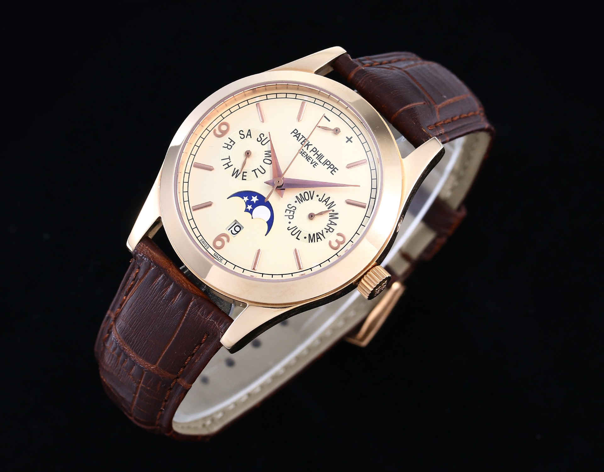 NO:619396,The latest popular model of Patek Philippe, the watchmaker team created a men's model for the first time, with a 6-pin kinetic energy display. It took 18 months to design carefully, dare to be the first, and strive for perfection. 1 style uses 9100 multi-functional imported mechanical movement!  It has a power reserve of 38-48 hours and has stable quality [zero repairs]. The shell cover is exclusively developed by Factory 2 and has the same craftsmanship as the original, but the overall text quality is better!  Diameter 40mm, waterproof 50 meters, ultra-thin craftsmanship. 3 style dial functions include: date, day of the week, month, date, kinetic energy display, elegant aristocratic flavor combination, unparalleled visual enjoyment. 4 style with Italian cowhide makes the wrist more comfortable and comfortable. The classic logo engraved on the buckle also shows the luxurious temperament of this watch. Factory quality!  Welcome to reprint!  ,,patek philippe,cowhide19860909最新热门款百达翡丽,制表师团队首次创作男款,6针动能显示,历时18个月精心设计,敢为人先,力求完美 1款式采用9100多功能进口机械机芯！拥有38-48小时动力储备,质量稳定【零返修】 2厂独家研发壳套,与原装工艺效果如出一辙,整体字面质感更佳！直径40mm,防水50米,超薄工艺. 3款式表盘功能有:日期,星期,月份,日期,动能显示,优雅的贵族气息结合,无与伦比的视觉享受 4款式搭配意大利牛皮让手腕更贴合舒适,表扣上面刻有的经典标志,更显示出这款腕表的华贵气质 大厂品质！欢迎转载！,,patek philippe,cowhide,Watch