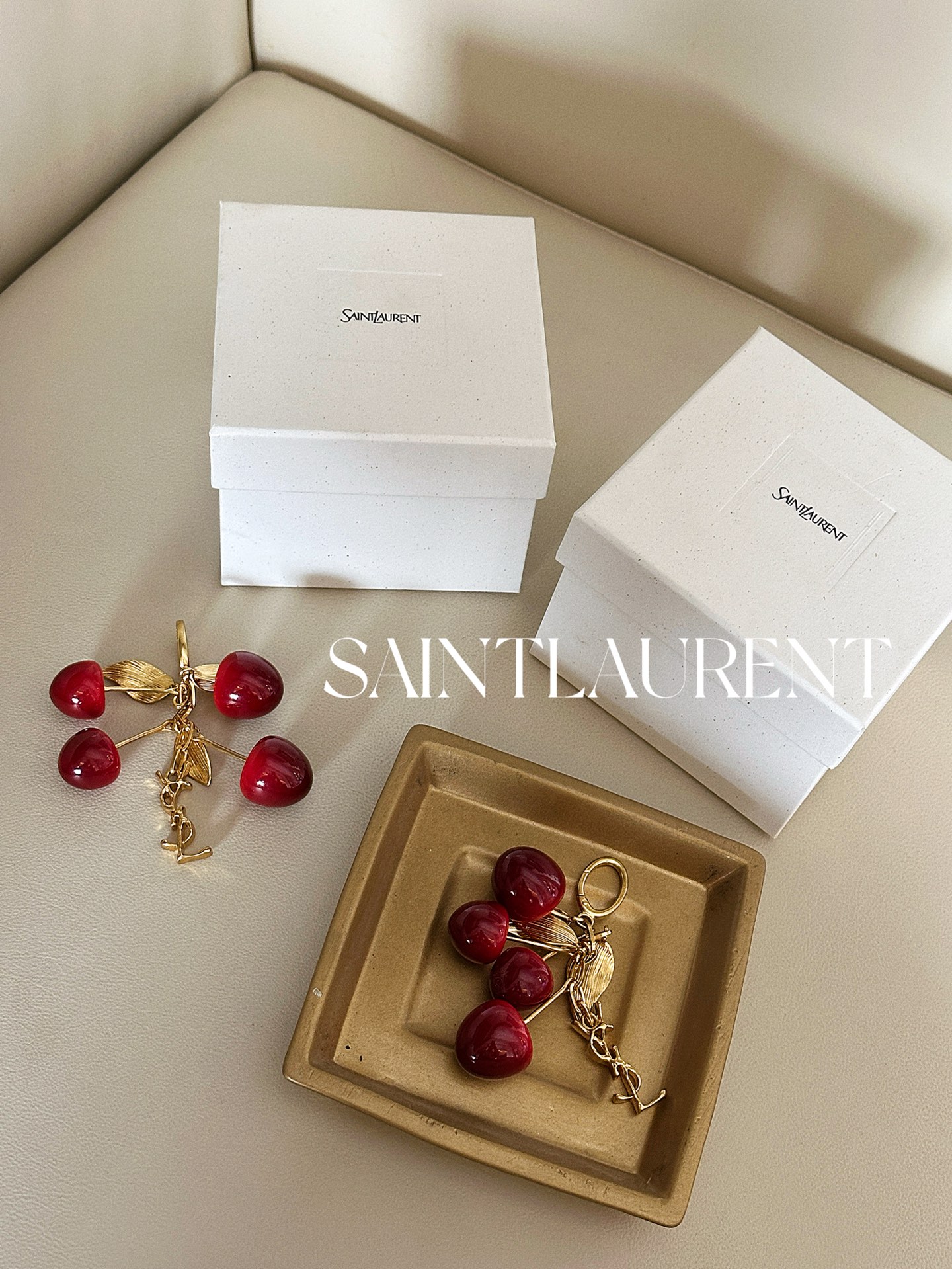NO:769580,It's too over the top... This saint laurent cherry pendant is so exquisite in person. It has red glossy cherries + golden leaves. The texture is really exquisite. It looks great when hung on a bag. The reality is brighter and more three-dimensional than the video, which is particularly noble!,, saint laurent19860909太上头了吧...这颗圣罗兰樱桃挂饰本人精致到不行 红色亮面小樱桃+金色叶片,质感真的绝绝子,随便挂在包上都很好看. 现实比视频更亮,更立体,特别显贵!,,saint laurent,accessory