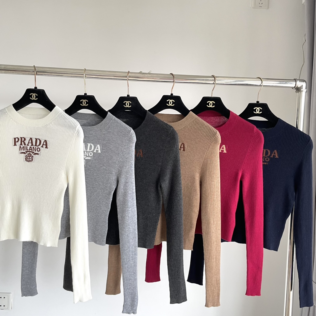 NO:469182,Prada Women's Wool High-version Round-neck Knit Sweater Long Sleeve Color White, Light Gray, Dark Gray, Camel, Jujube, Royal Blue Number S~,,,prada,alexander wang19860909普拉达女士羊毛高版本圆领针织衫长袖 颜色白色、浅灰、深灰、驼色、枣红、宝蓝 码数S ～,,prada,alexander wang,Women's clothing