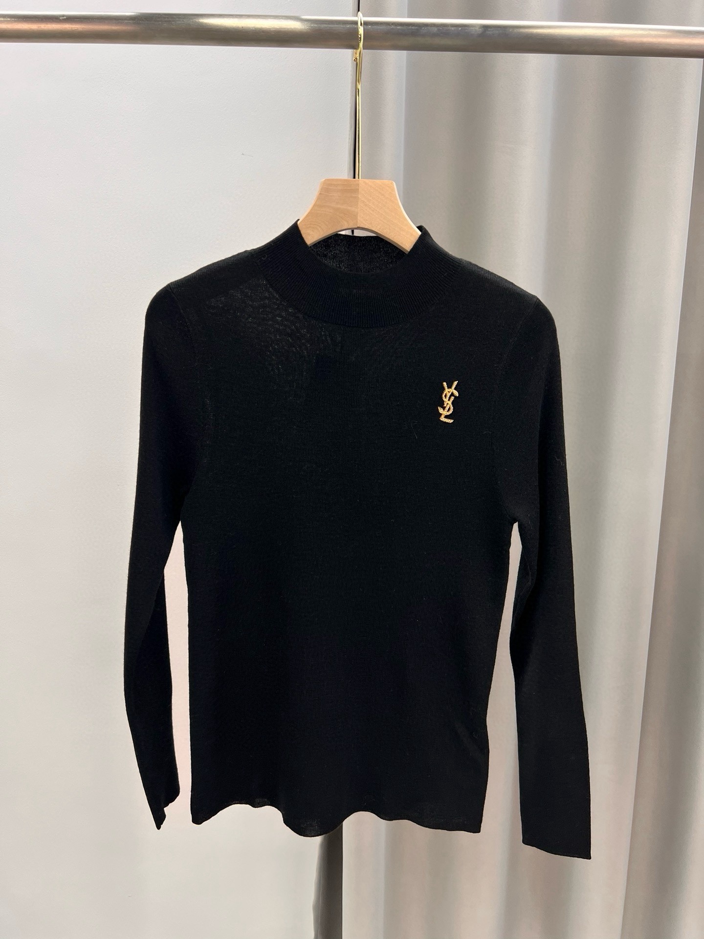 圣罗兰羊毛加真丝金属字母半高领内搭 修身套头长袖针织打底衫女秋 1、侧边订，颜色：黑色、白色、驼色、枣红