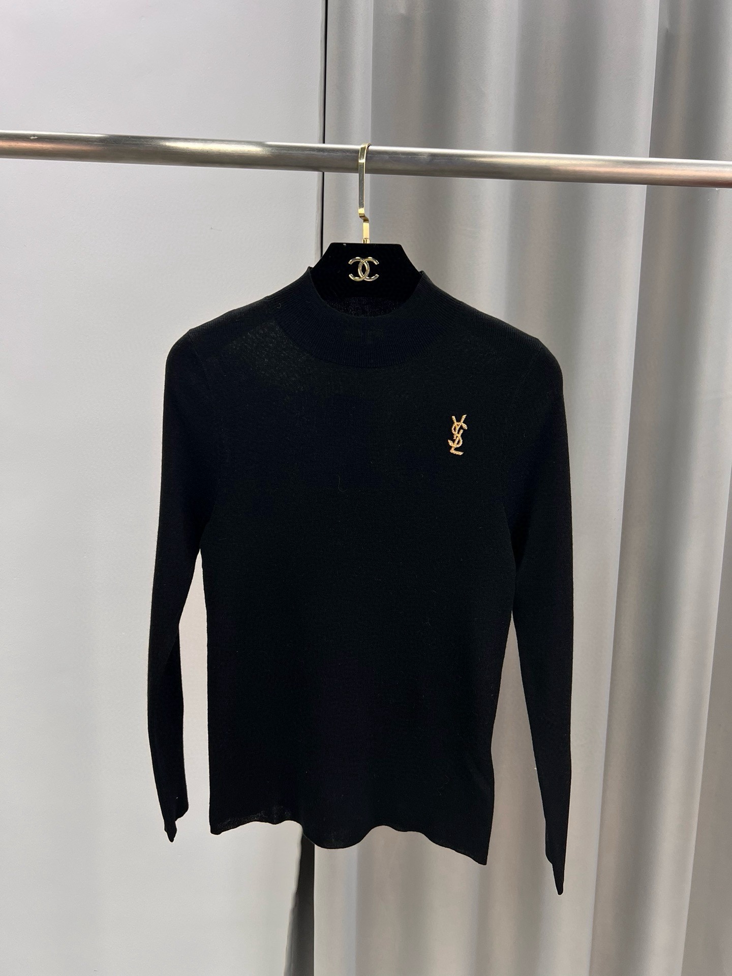 圣罗兰羊毛加真丝金属字母半高领内搭 修身套头长袖针织打底衫女秋 1、侧边订，颜色：黑色、白色、驼色、枣红