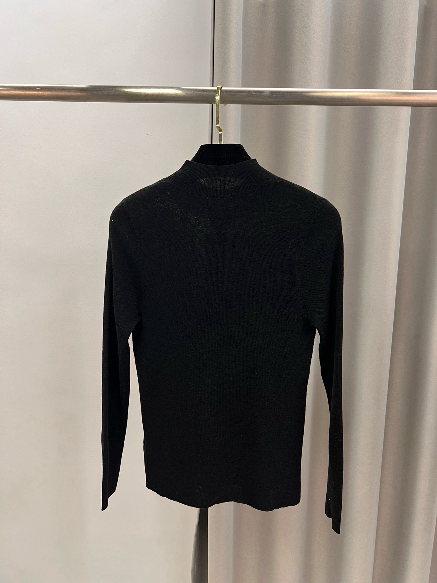 圣罗兰羊毛加真丝金属字母半高领内搭 修身套头长袖针织打底衫女秋 1、侧边订，颜色：黑色、白色、驼色、枣红