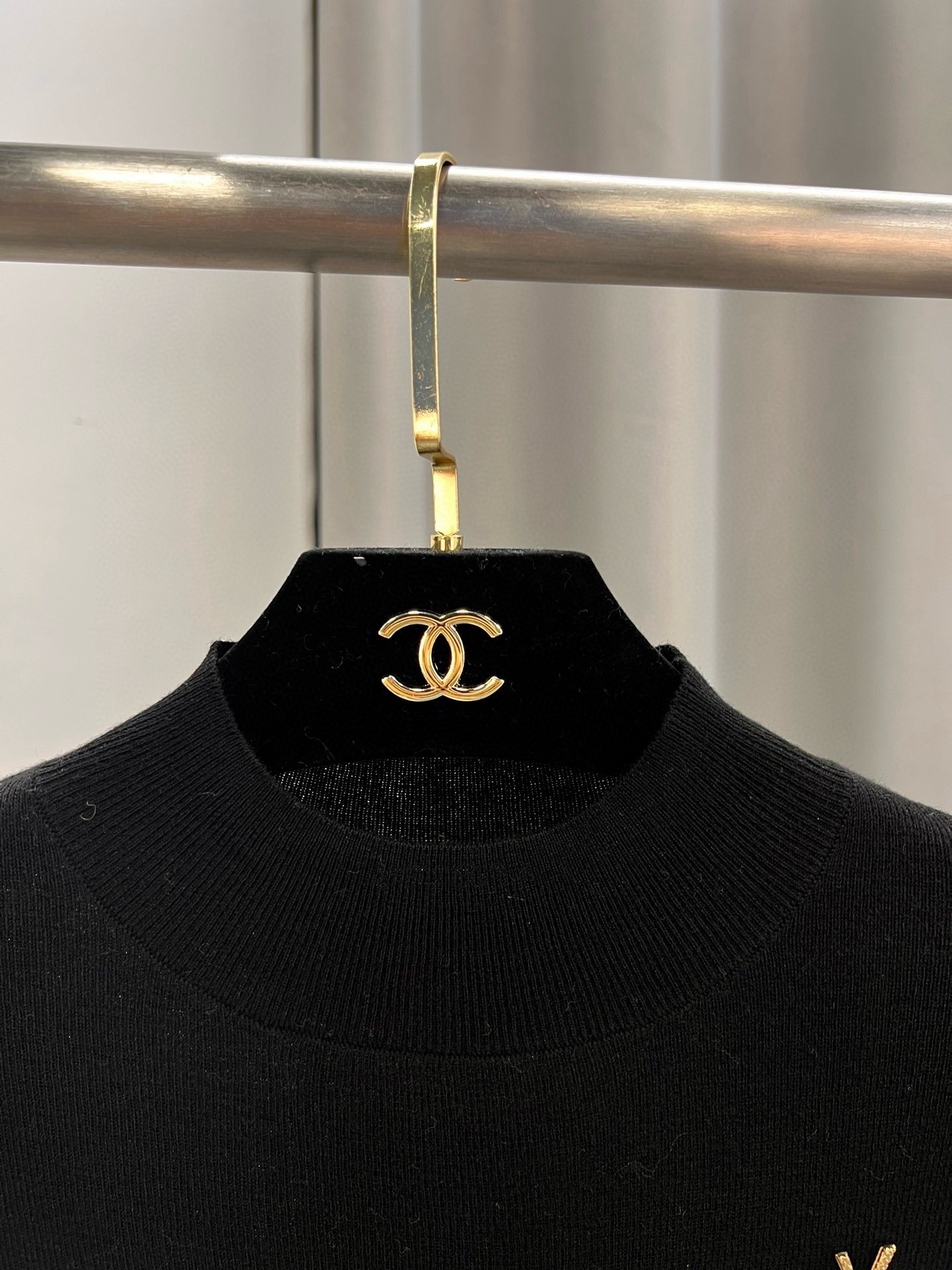 圣罗兰羊毛加真丝金属字母半高领内搭 修身套头长袖针织打底衫女秋 1、侧边订，颜色：黑色、白色、驼色、枣红