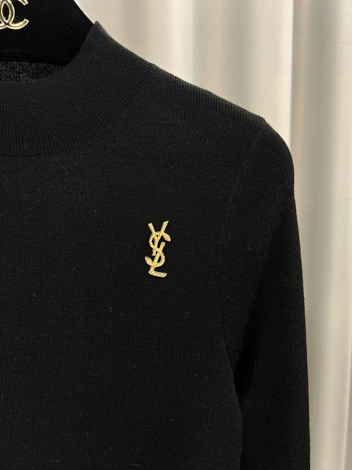 圣罗兰羊毛加真丝金属字母半高领内搭 修身套头长袖针织打底衫女秋 1、侧边订，颜色：黑色、白色、驼色、枣红