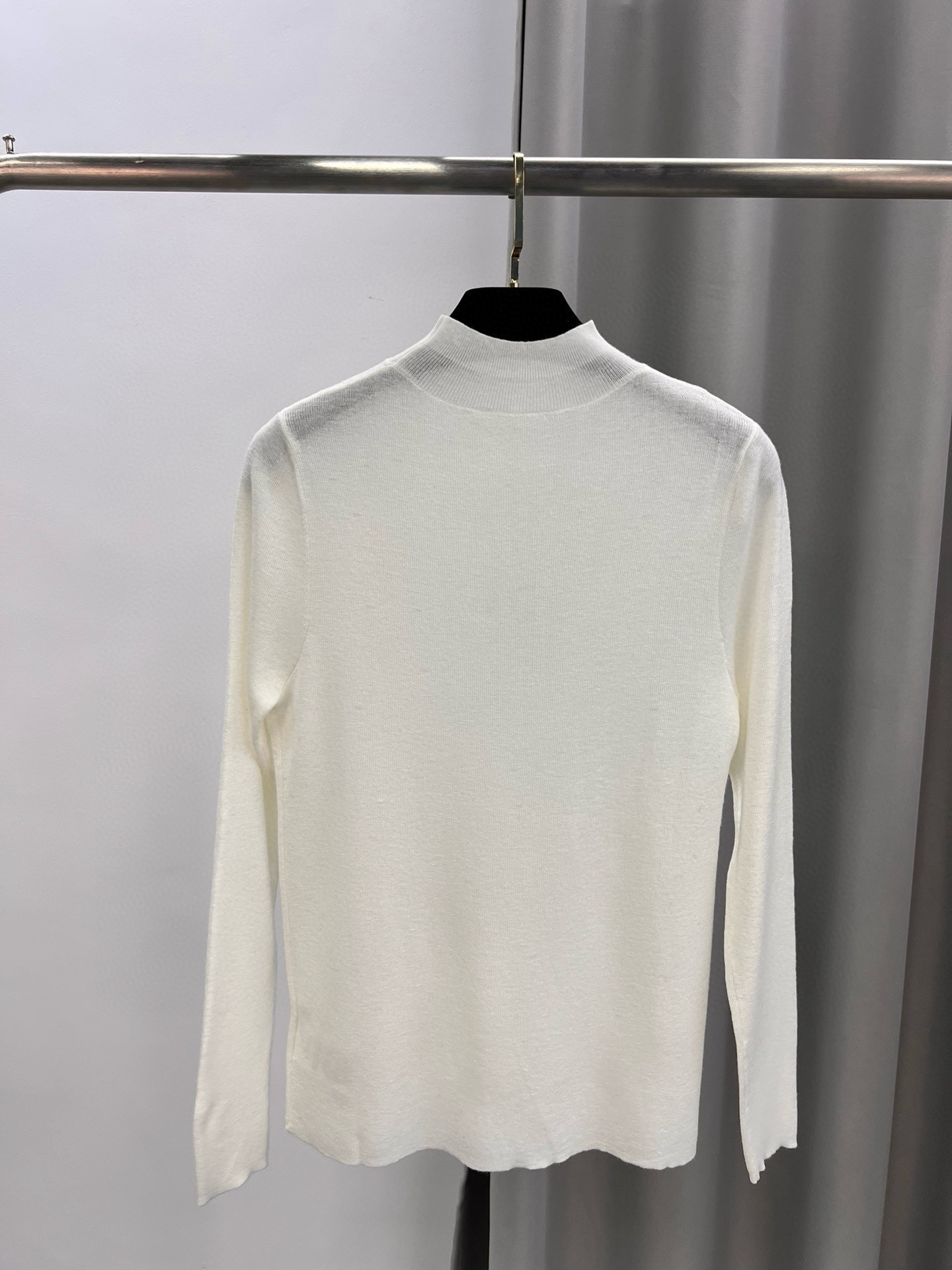 圣罗兰羊毛加真丝金属字母半高领内搭 修身套头长袖针织打底衫女秋 1、侧边订，颜色：黑色、白色、驼色、枣红