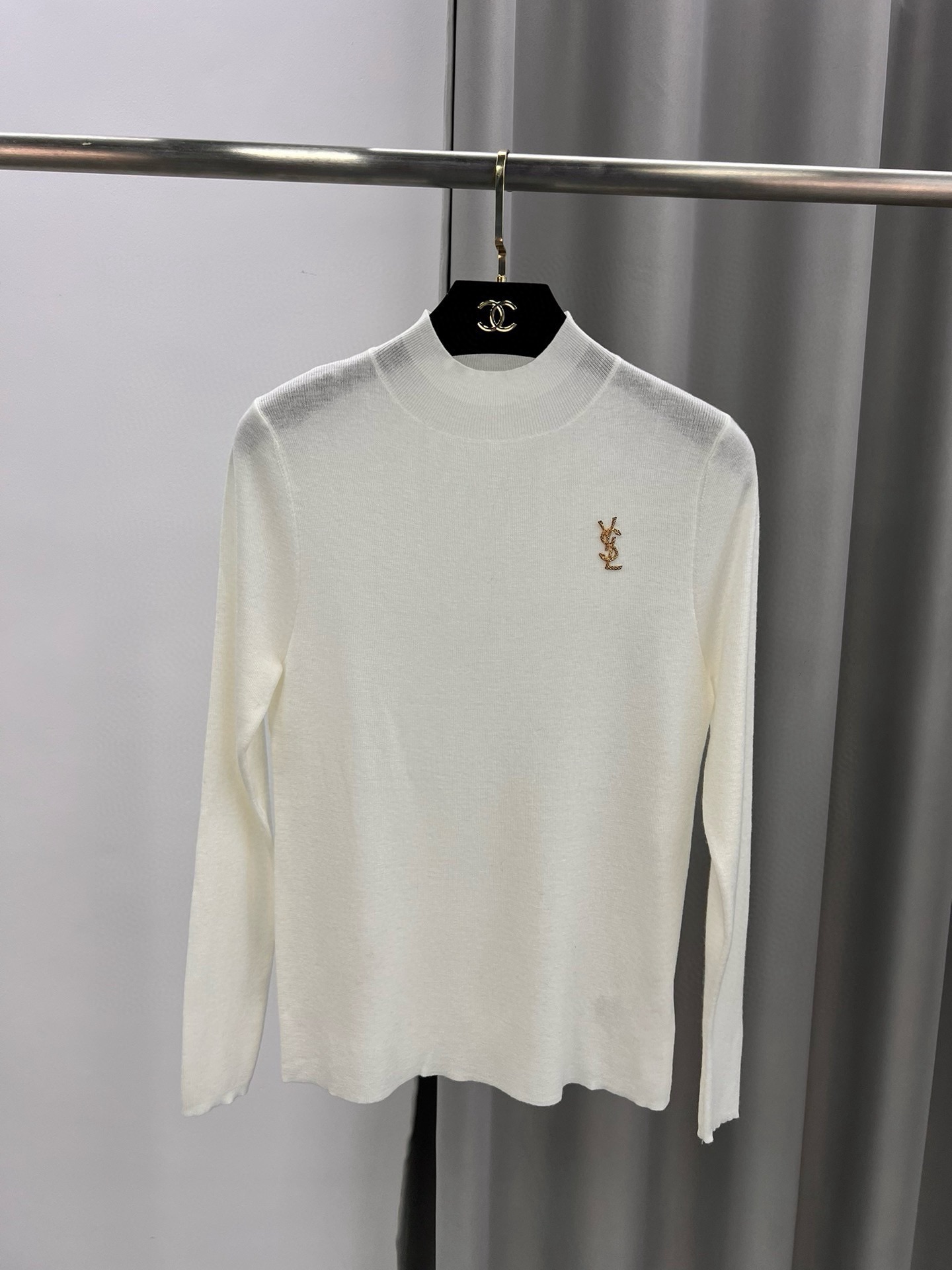 圣罗兰羊毛加真丝金属字母半高领内搭 修身套头长袖针织打底衫女秋 1、侧边订，颜色：黑色、白色、驼色、枣红