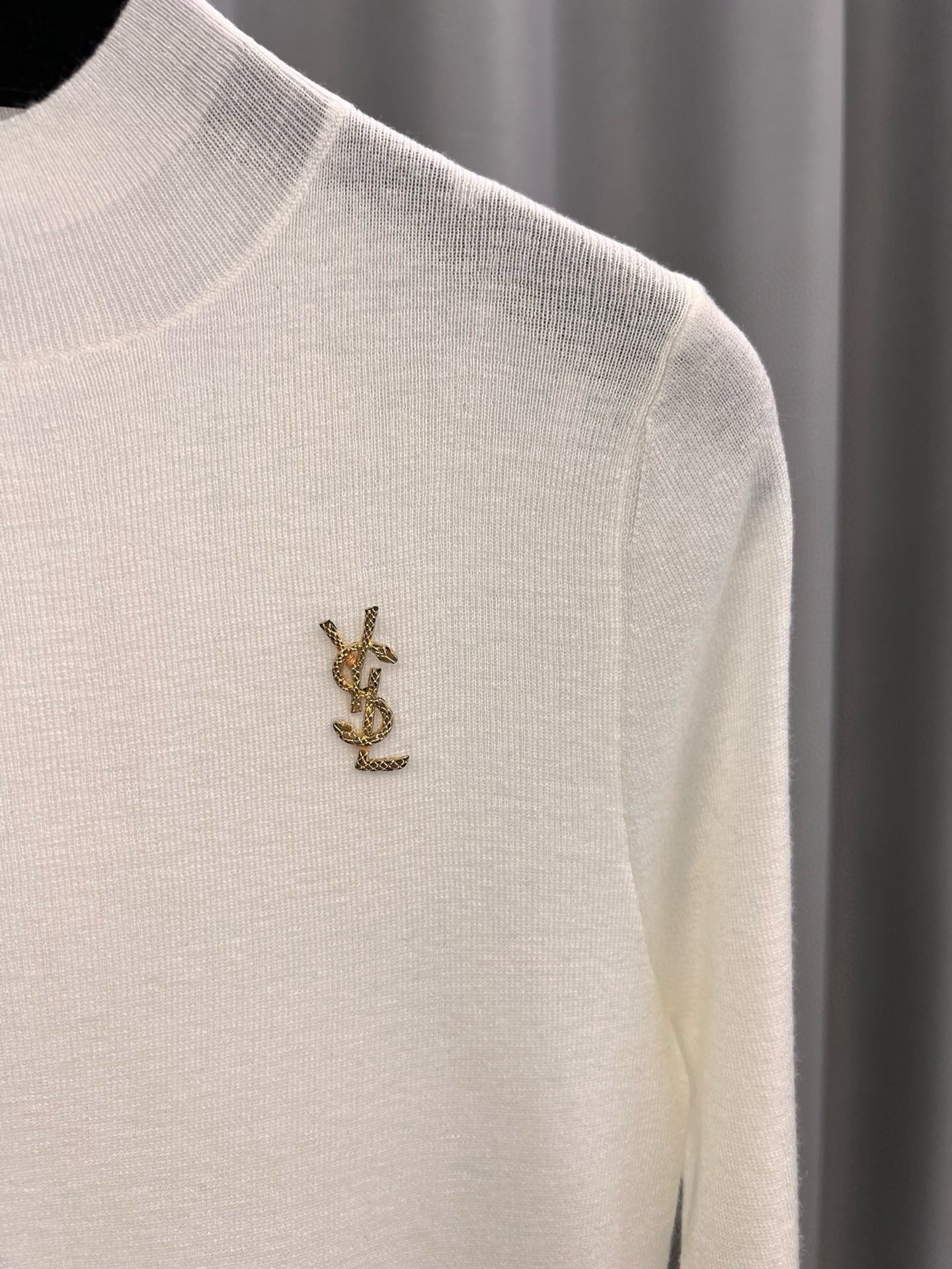 圣罗兰羊毛加真丝金属字母半高领内搭 修身套头长袖针织打底衫女秋 1、侧边订，颜色：黑色、白色、驼色、枣红