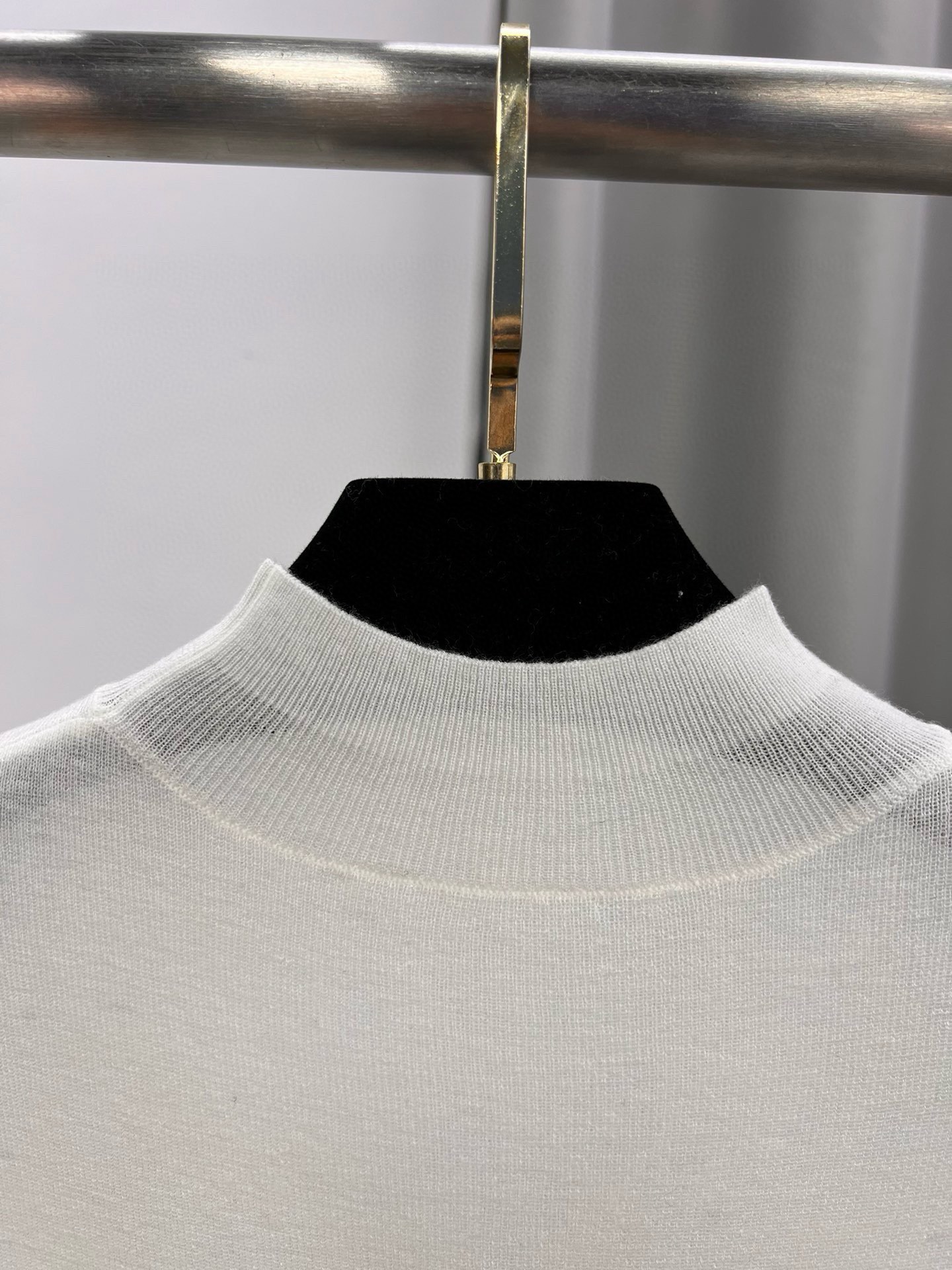 圣罗兰羊毛加真丝金属字母半高领内搭 修身套头长袖针织打底衫女秋 1、侧边订，颜色：黑色、白色、驼色、枣红